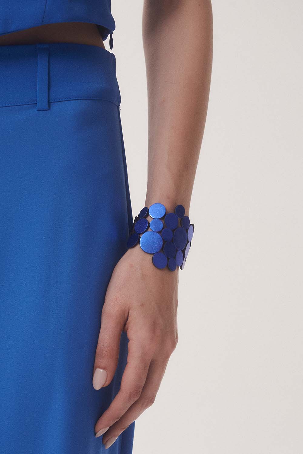 Brazalete Abstraction Asimétrico - Azul Metálico