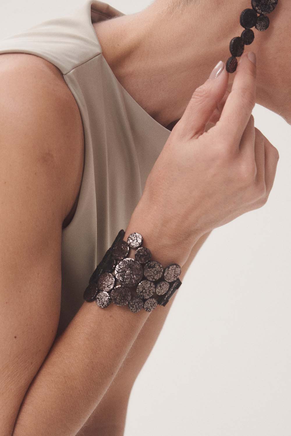 Brazalete Abstraction Asimétrico - Peltre Craquelado