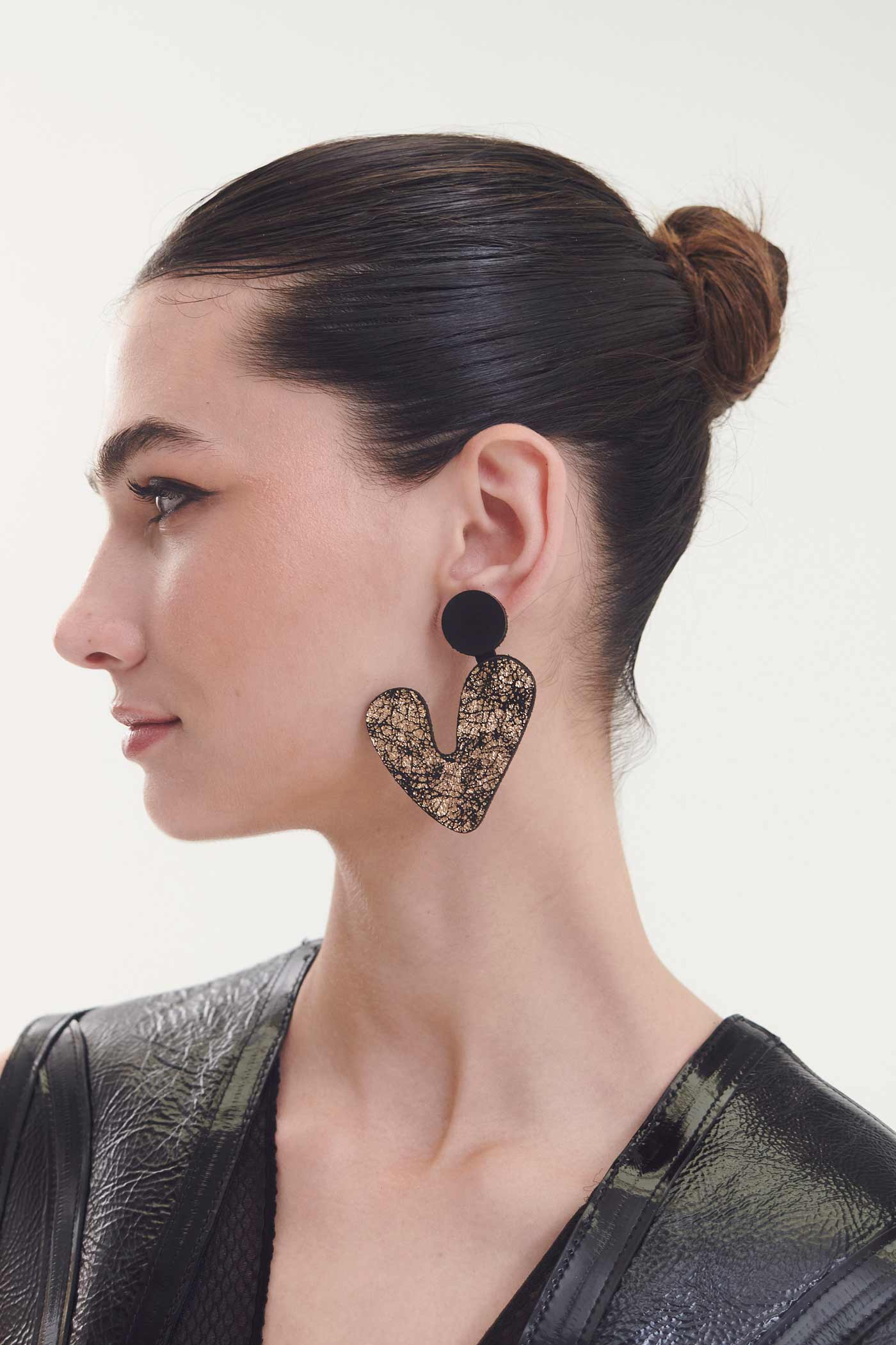 Pendientes Audrey V Asimétricos - Negro/Oro