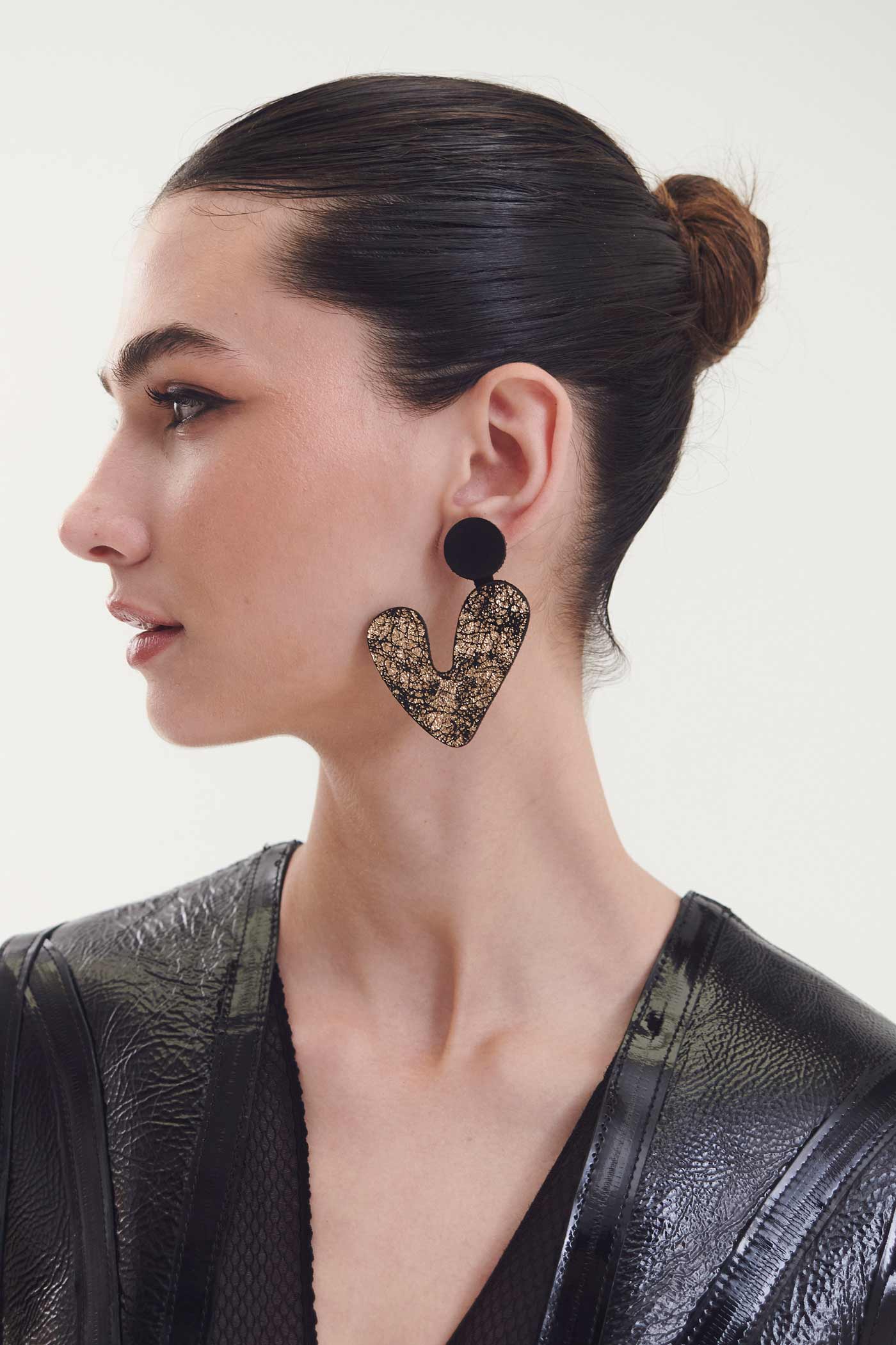 Pendientes Audrey V Asimétricos - Negro/Oro