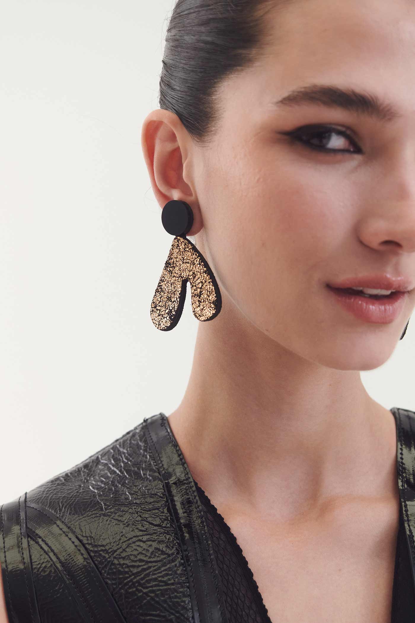 Pendientes Audrey V Asimétricos - Negro/Oro