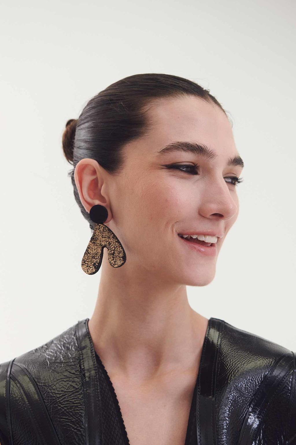 Pendientes Audrey V Asimétricos - Negro/Oro
