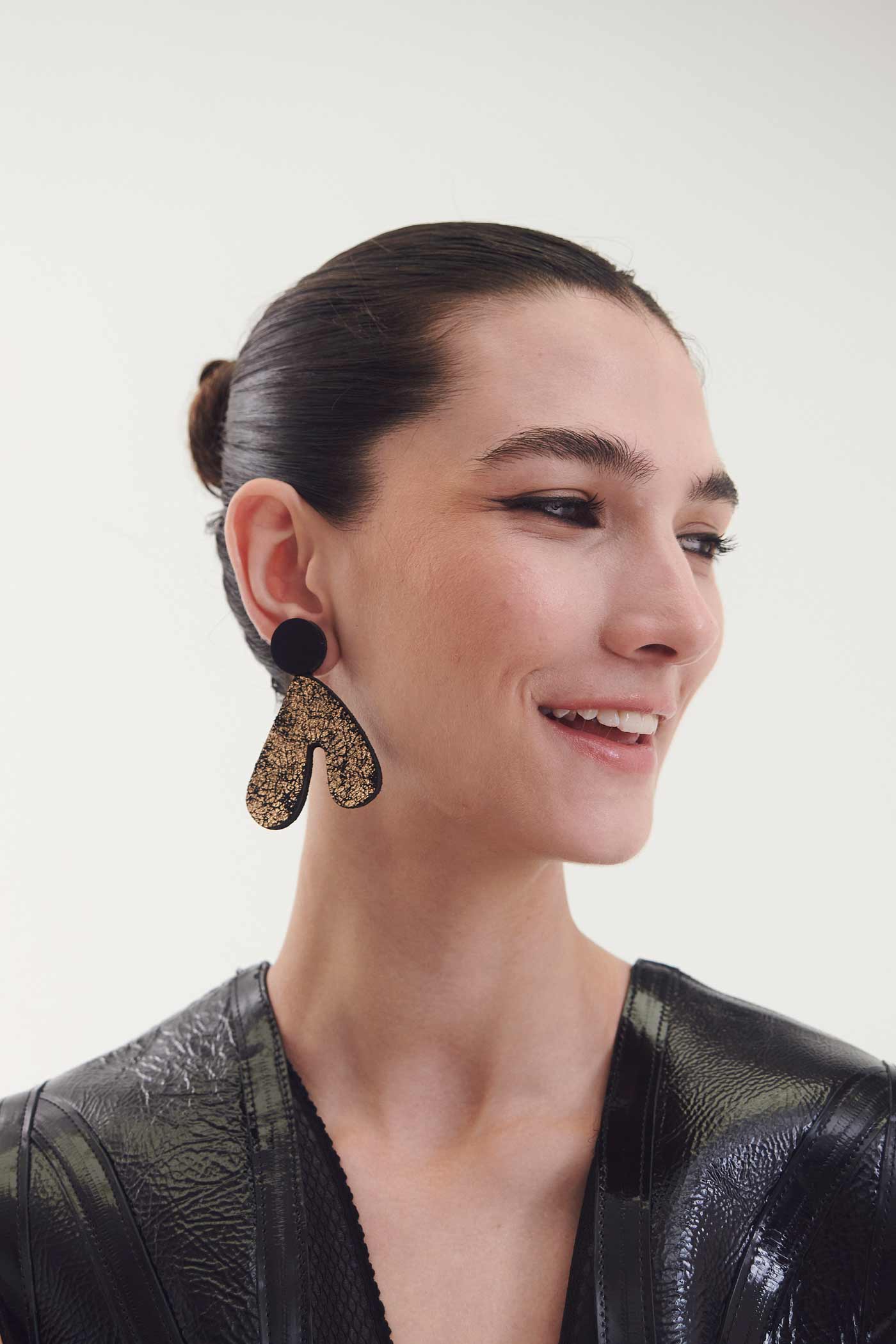 Pendientes Audrey V Asimétricos - Negro/Oro
