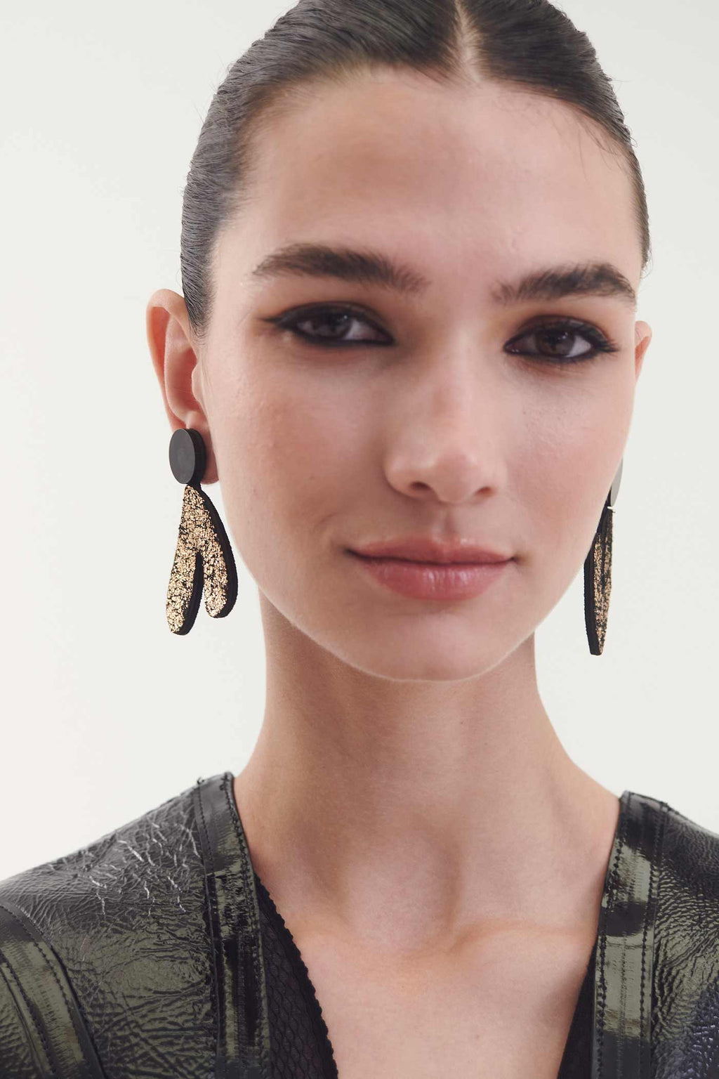 Pendientes Audrey V Asimétricos - Negro/Oro