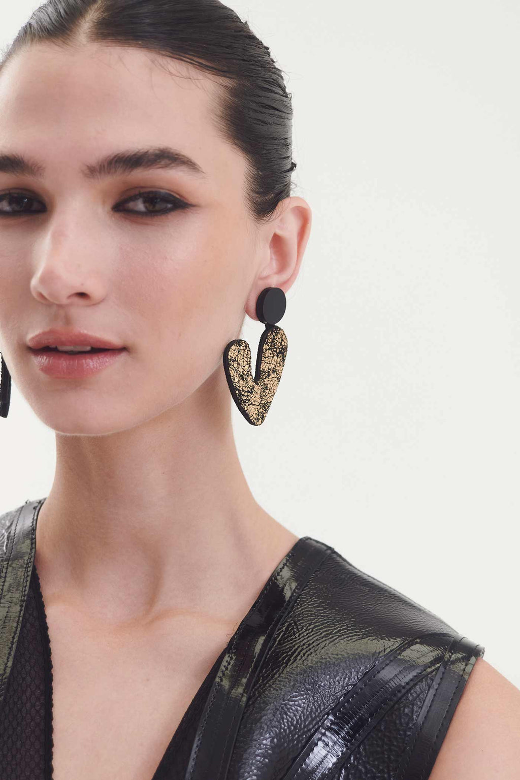 Pendientes Audrey V Asimétricos - Negro/Oro