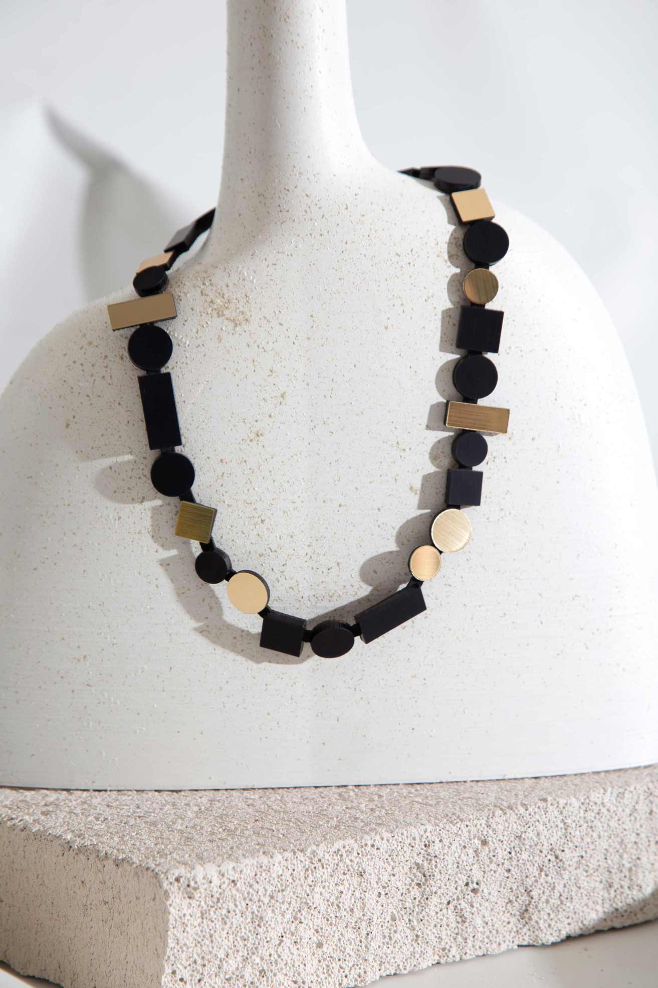 Collar Bauhaus Redondo - Negro/Oro