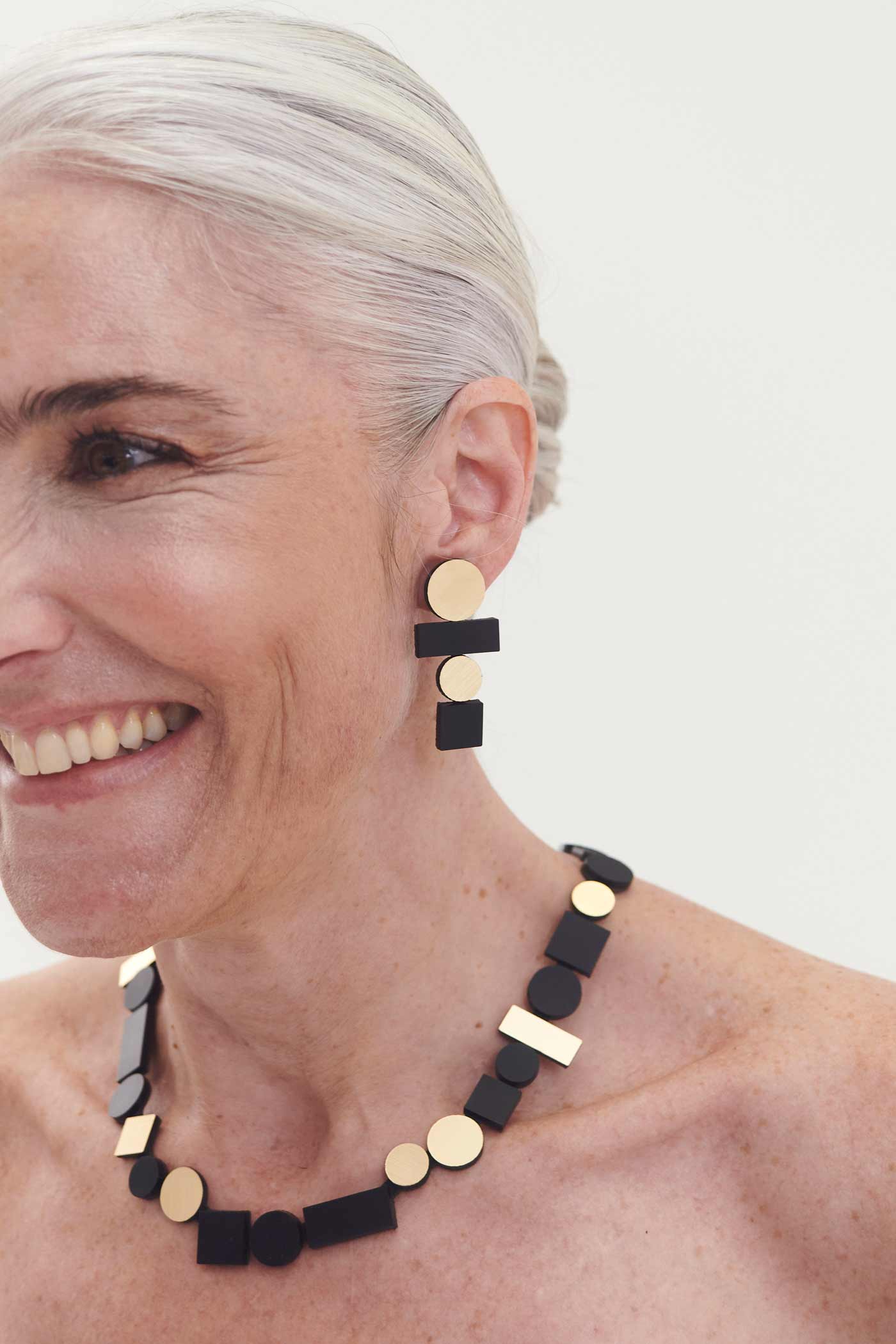 Collar Bauhaus Redondo - Negro/Oro