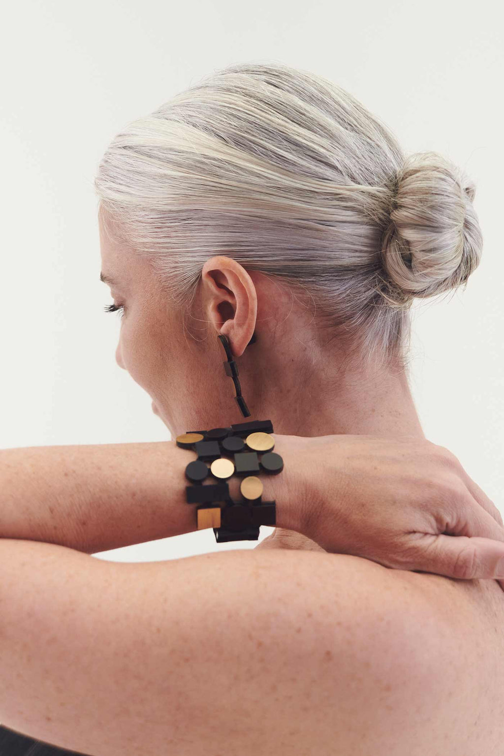 Brazalete Bauhaus Acrílico - Negro/Oro