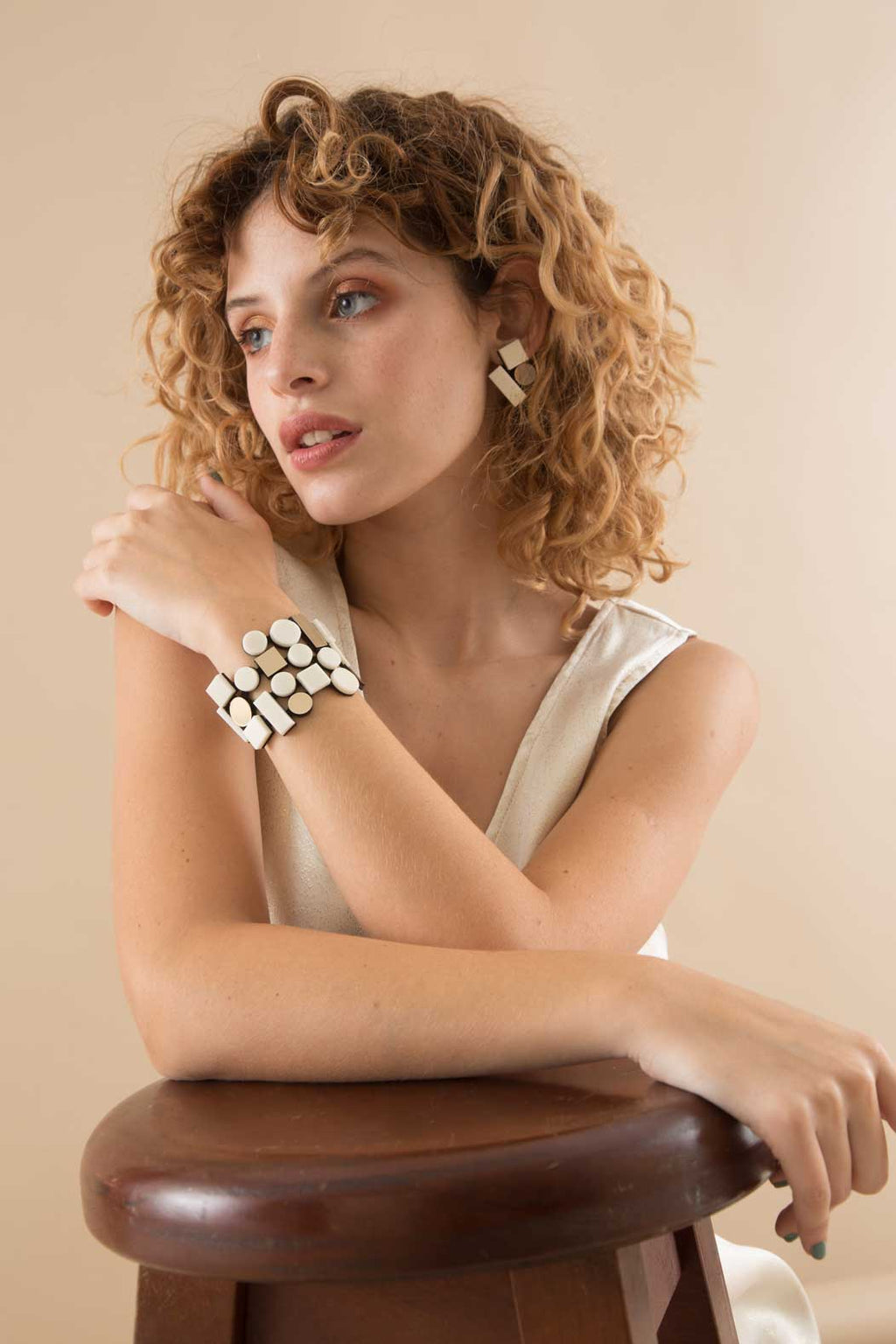Brazalete Bauhaus Acrílico - Marfil/Oro