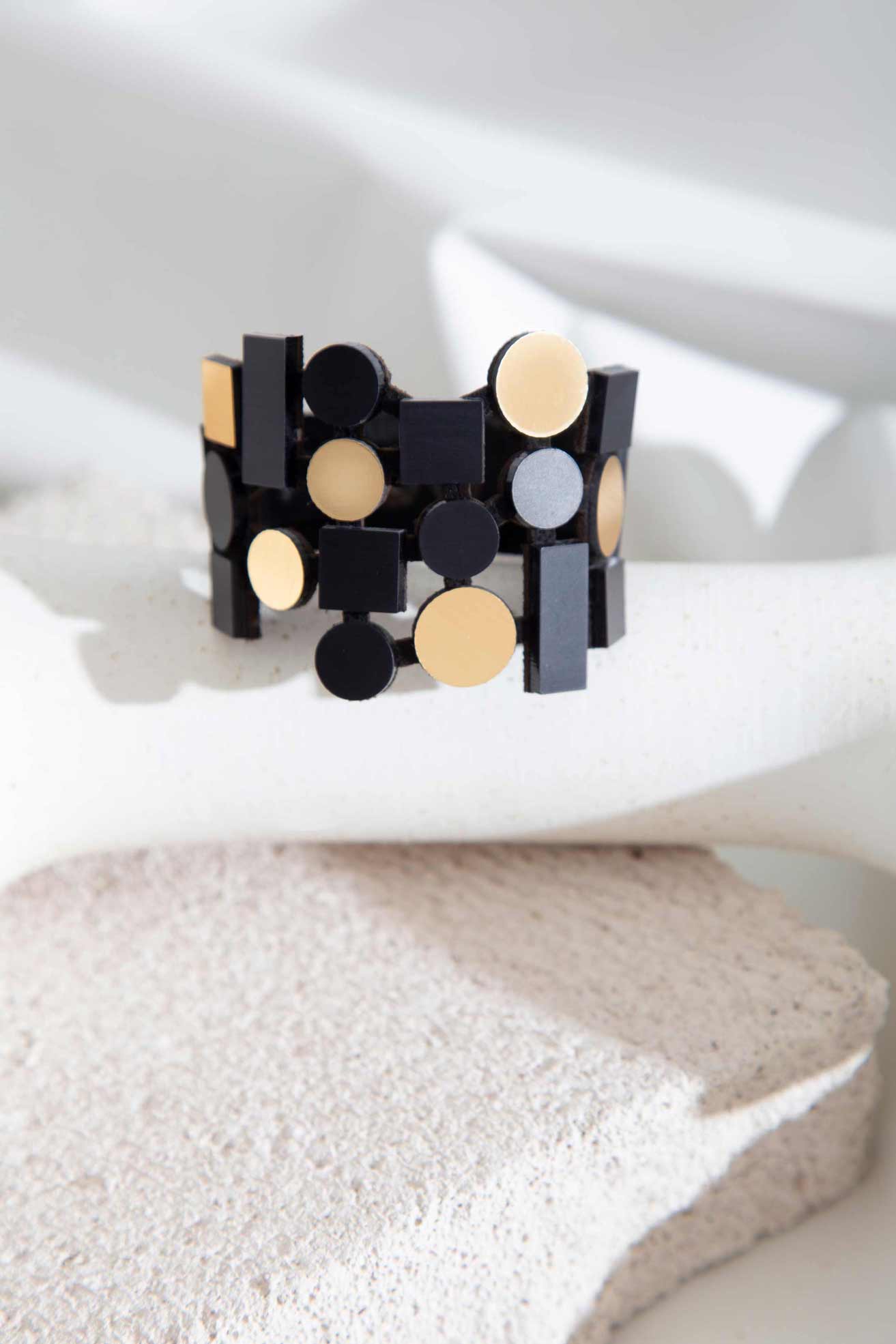 Brazalete Bauhaus Acrílico - Negro/Oro