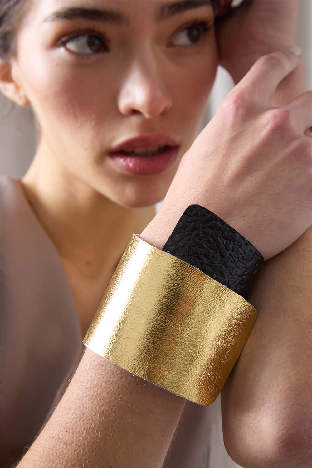Brazalete Bauhaus Cuero - Negro/Oro