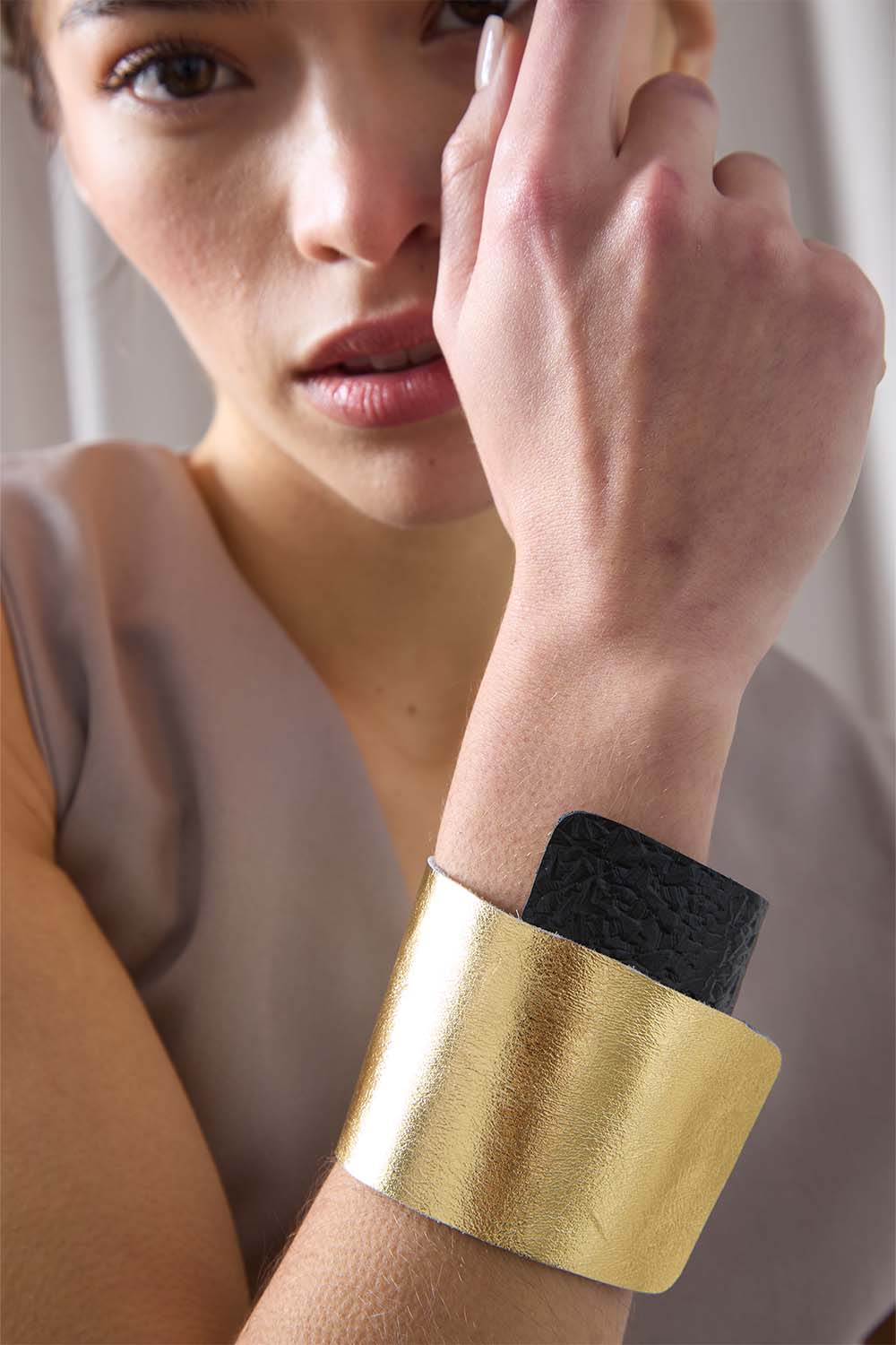 Brazalete Bauhaus Cuero - Negro/Oro