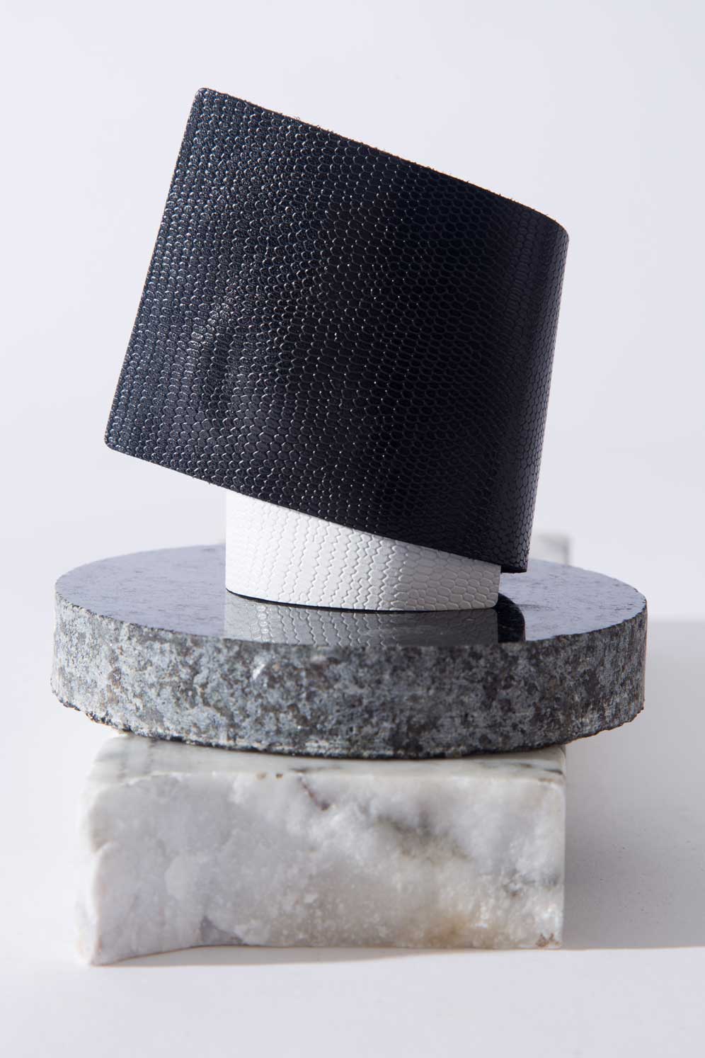 Brazalete Bauhaus Cuero - Negro/Blanco