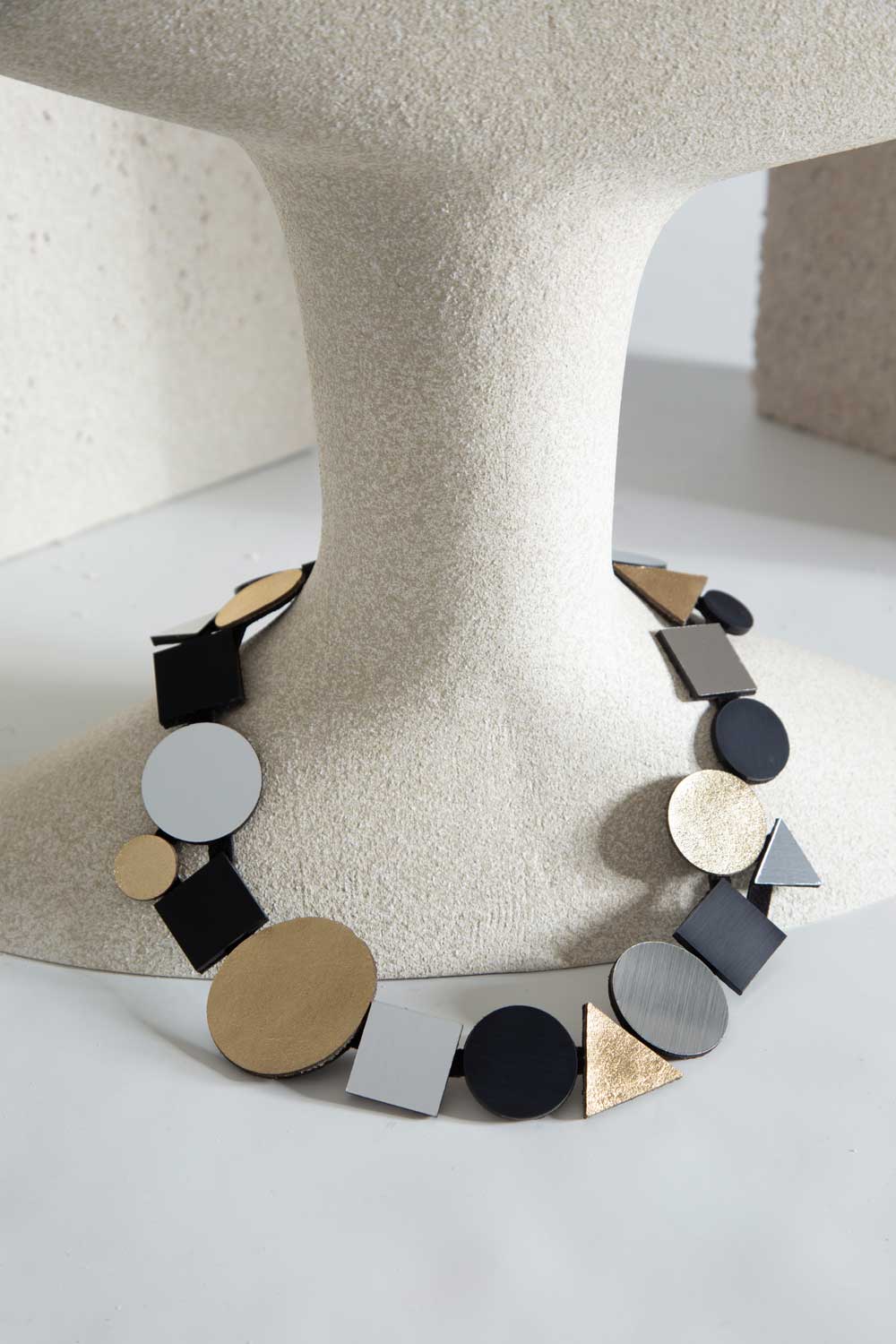 Collar Bauhaus Geométrico - Plata/Oro/Negro