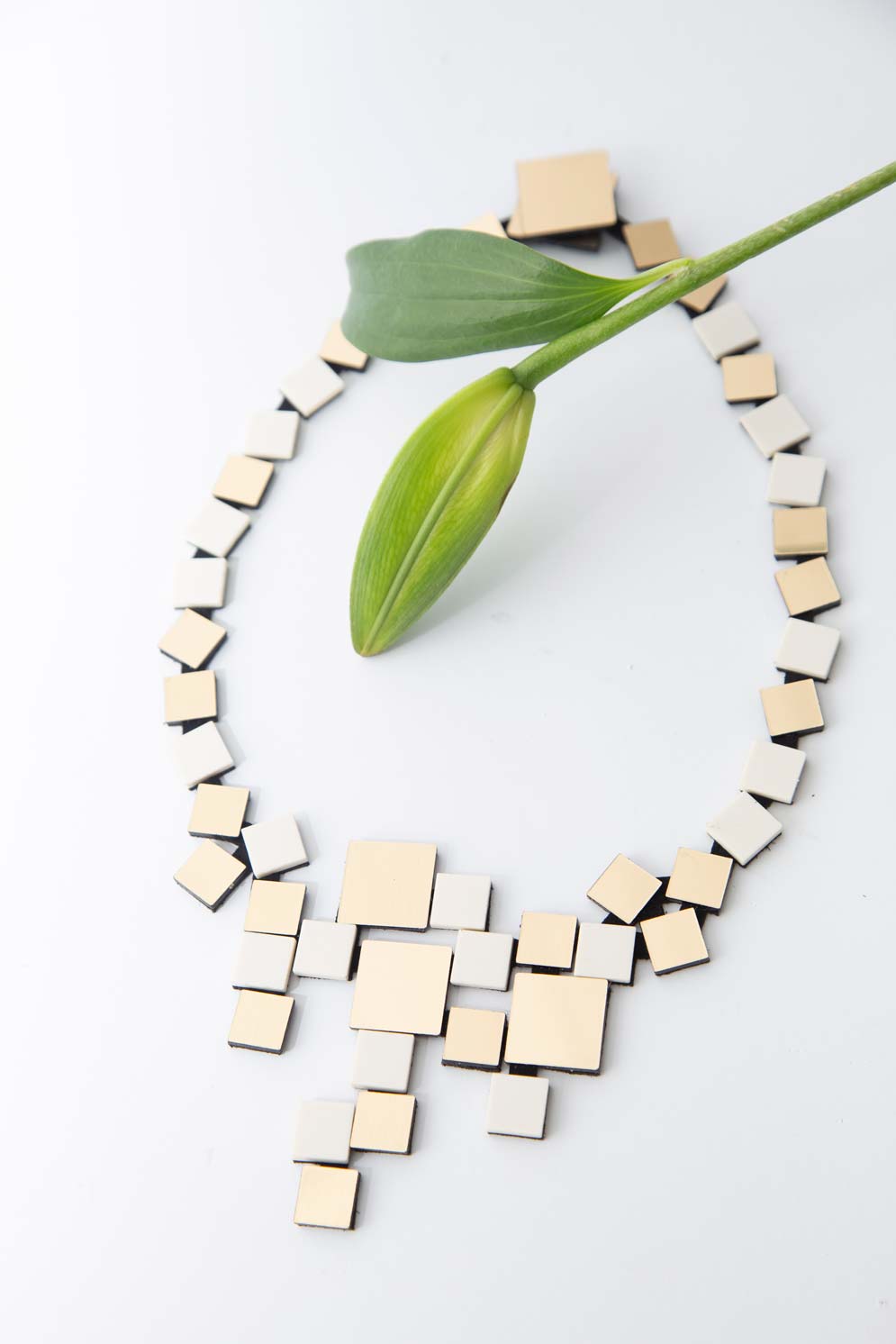 Collar Bauhaus V - Curdo/Oro