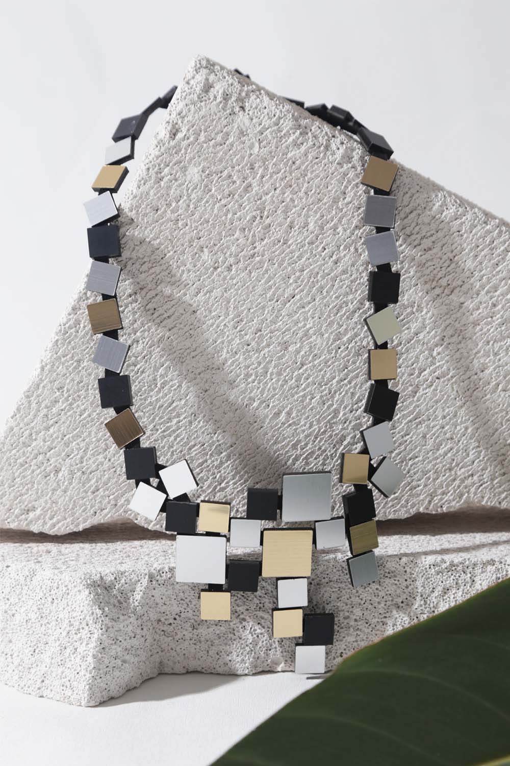 Collar Bauhaus V - Plata/Oro/Negro