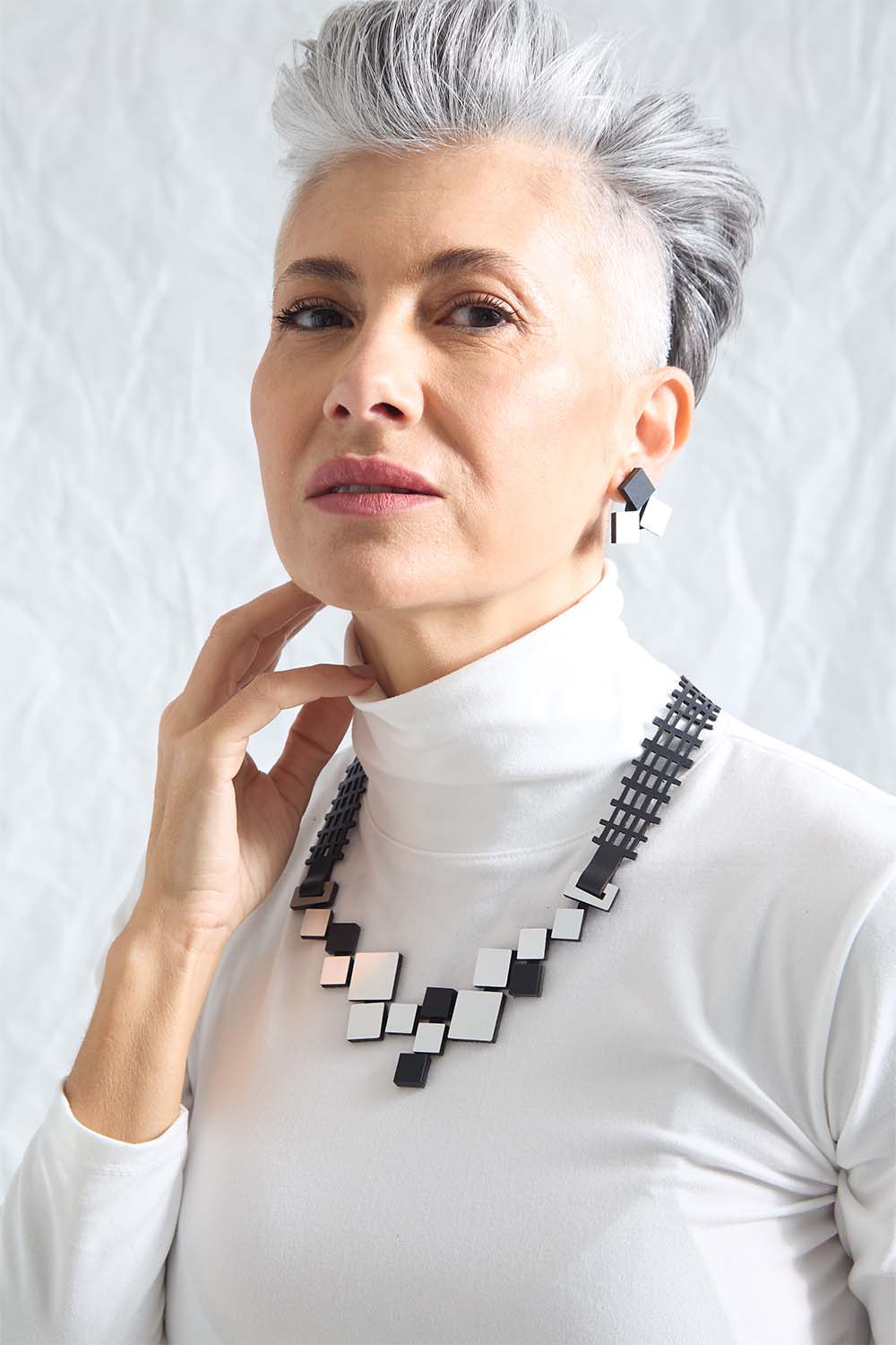 Collar Bauhaus Cuadrados - Plata/Negro