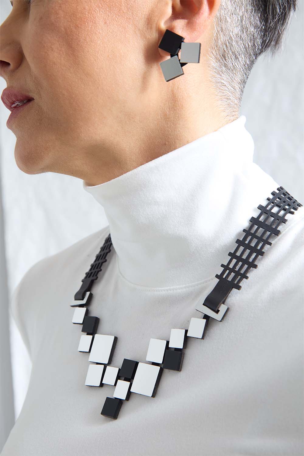 Collar Bauhaus Cuadrados - Plata/Negro
