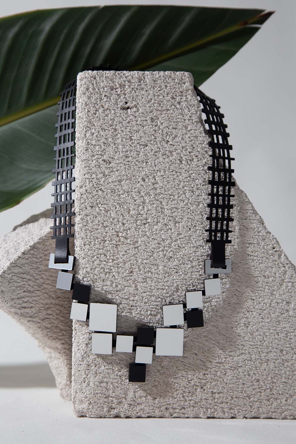 Collar Bauhaus Cuadrados - Plata/Negro