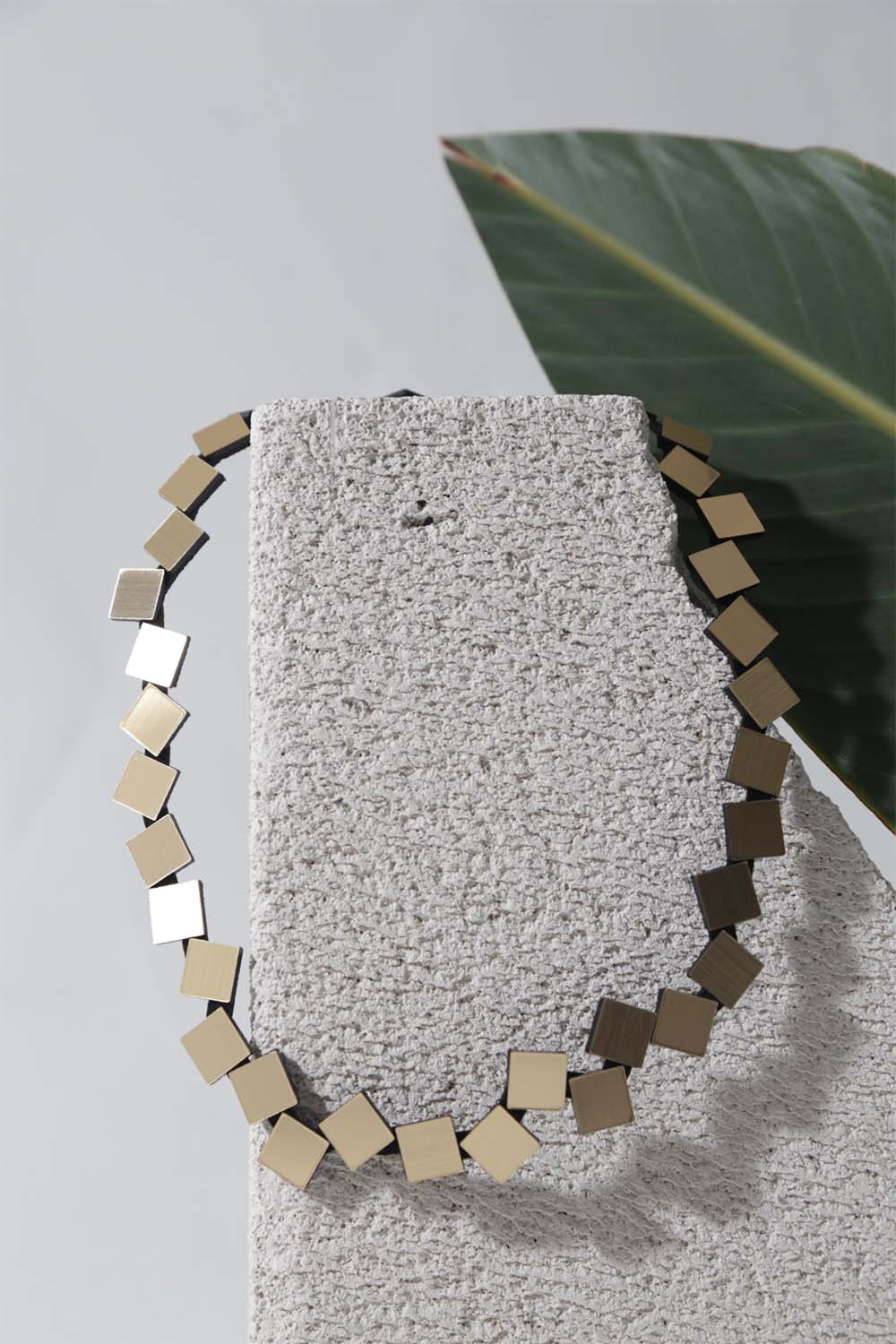 Collar Bauhaus Redondo - Oro