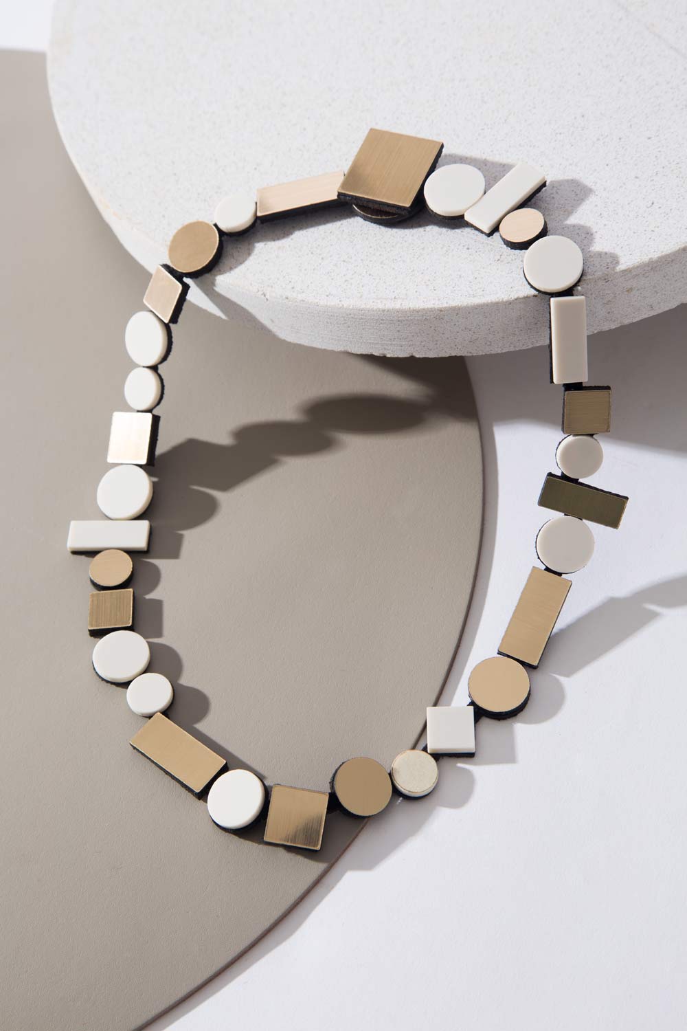 Collar Bauhaus Redondo - Marfil/Oro