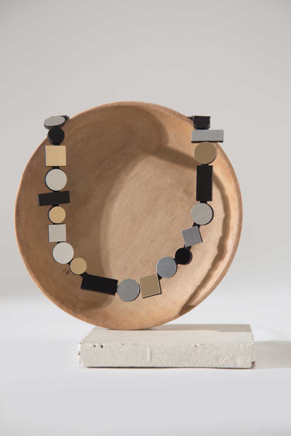 Collar Bauhaus Redondo - Plata/Negro/Oro