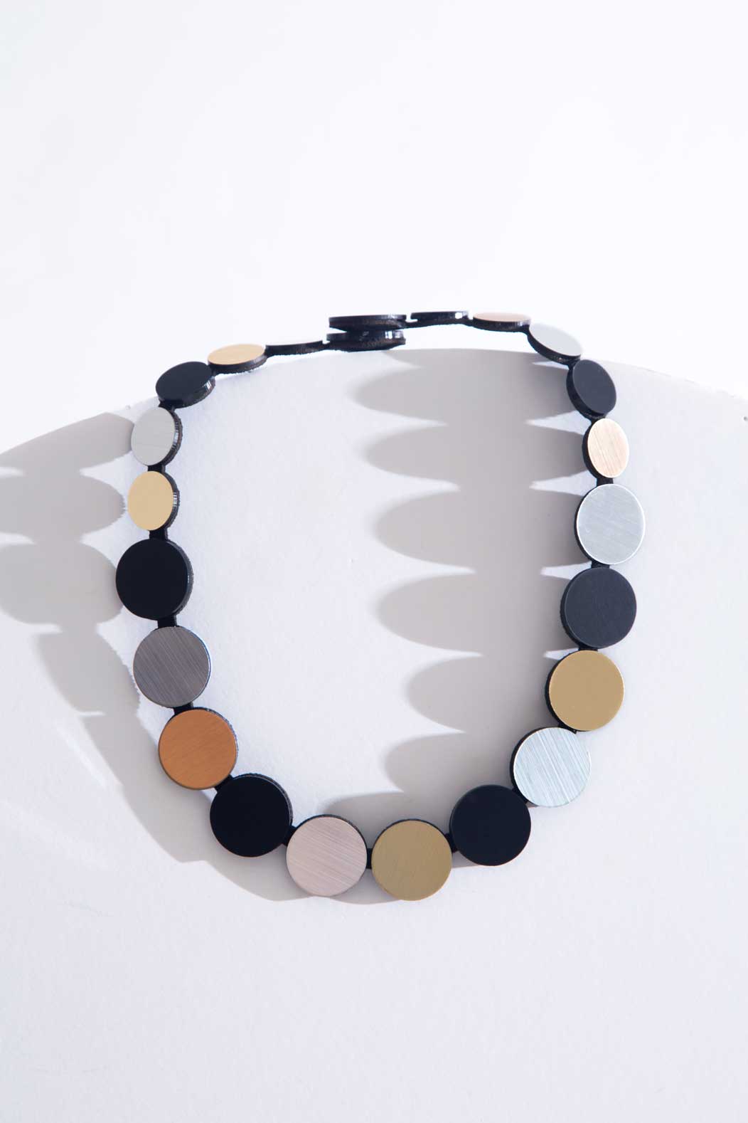 Collar Colors Círculo - Plata/Negro/Oro