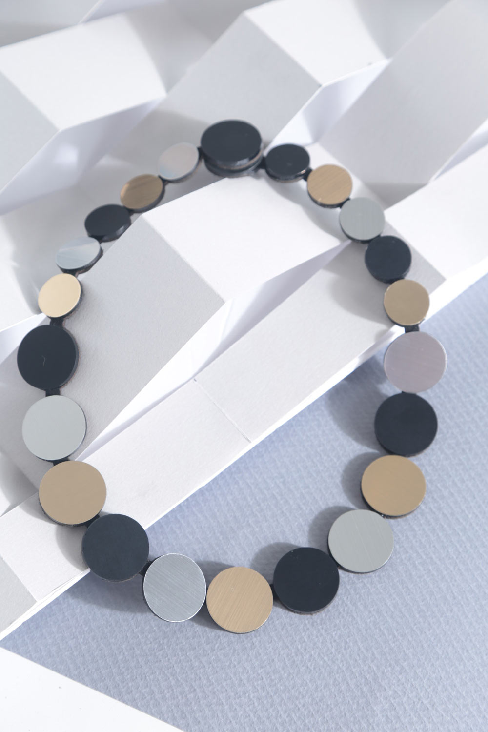 Collar Colors Círculo - Plata/Negro/Oro