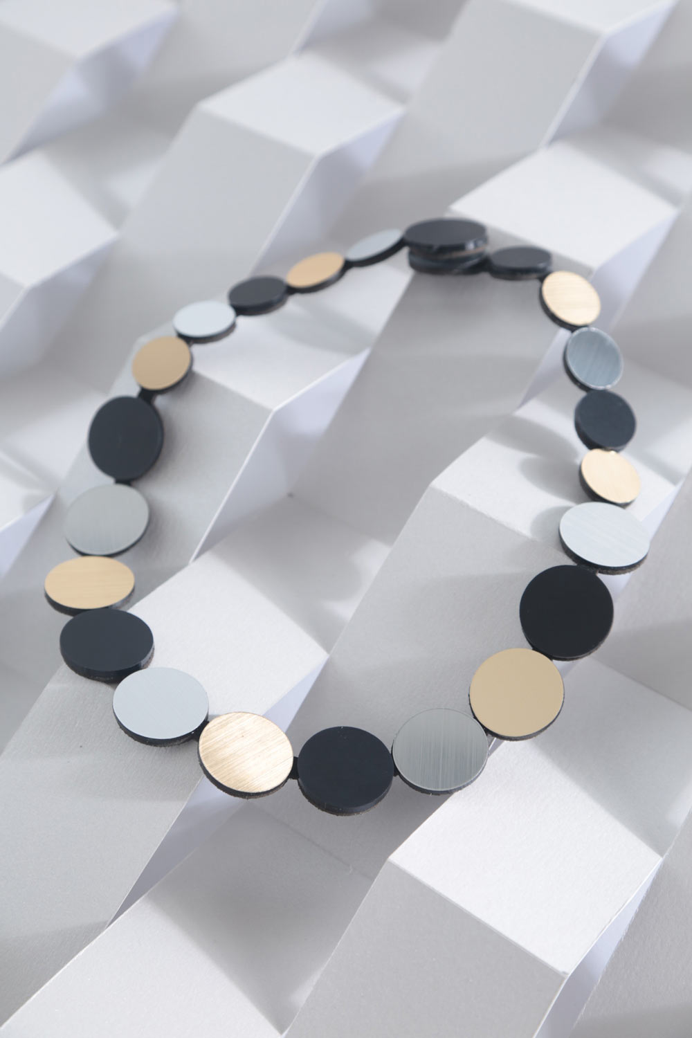 Collar Colors Círculo - Plata/Negro/Oro