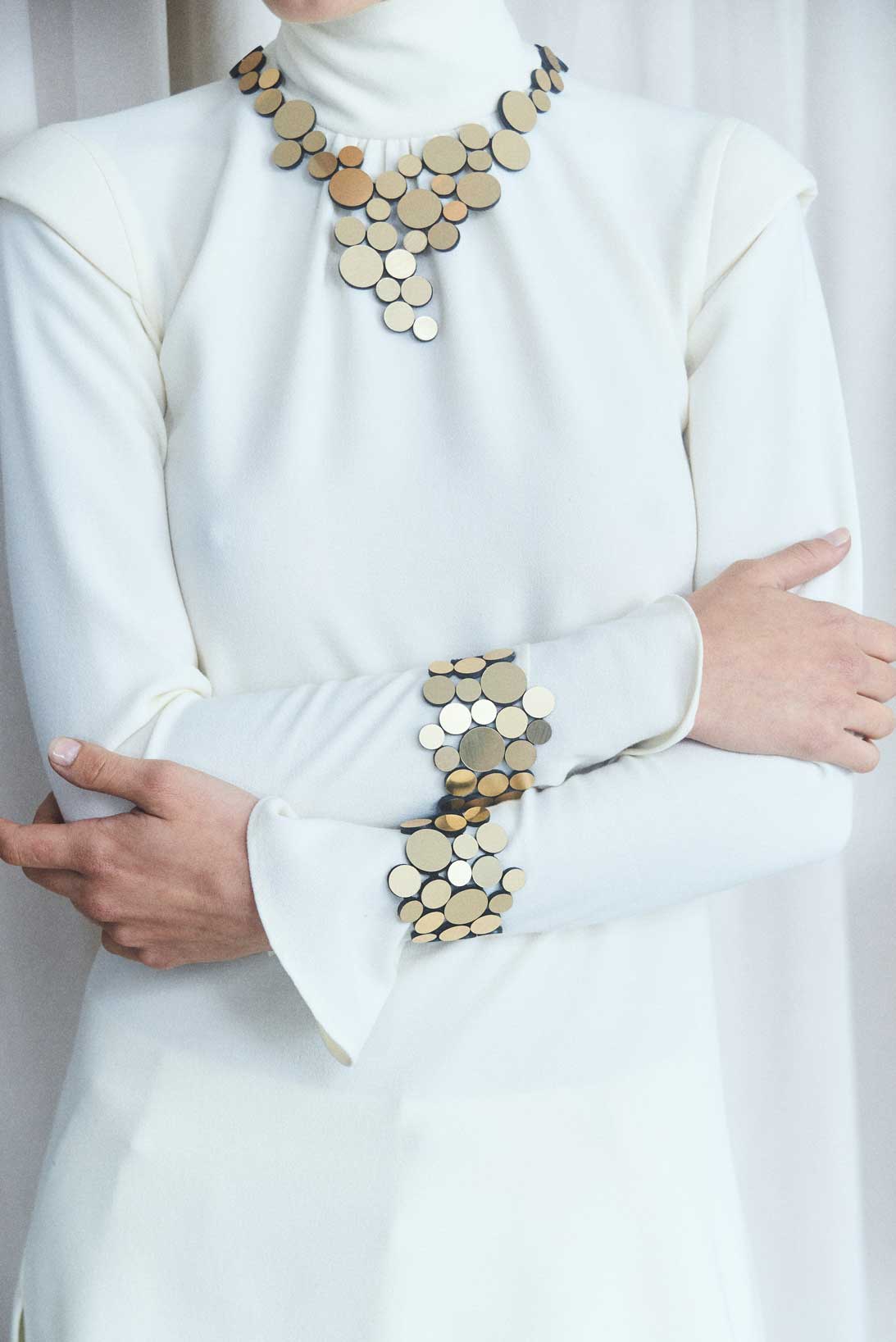 Brazalete Abstraction Asimétrico - Oro