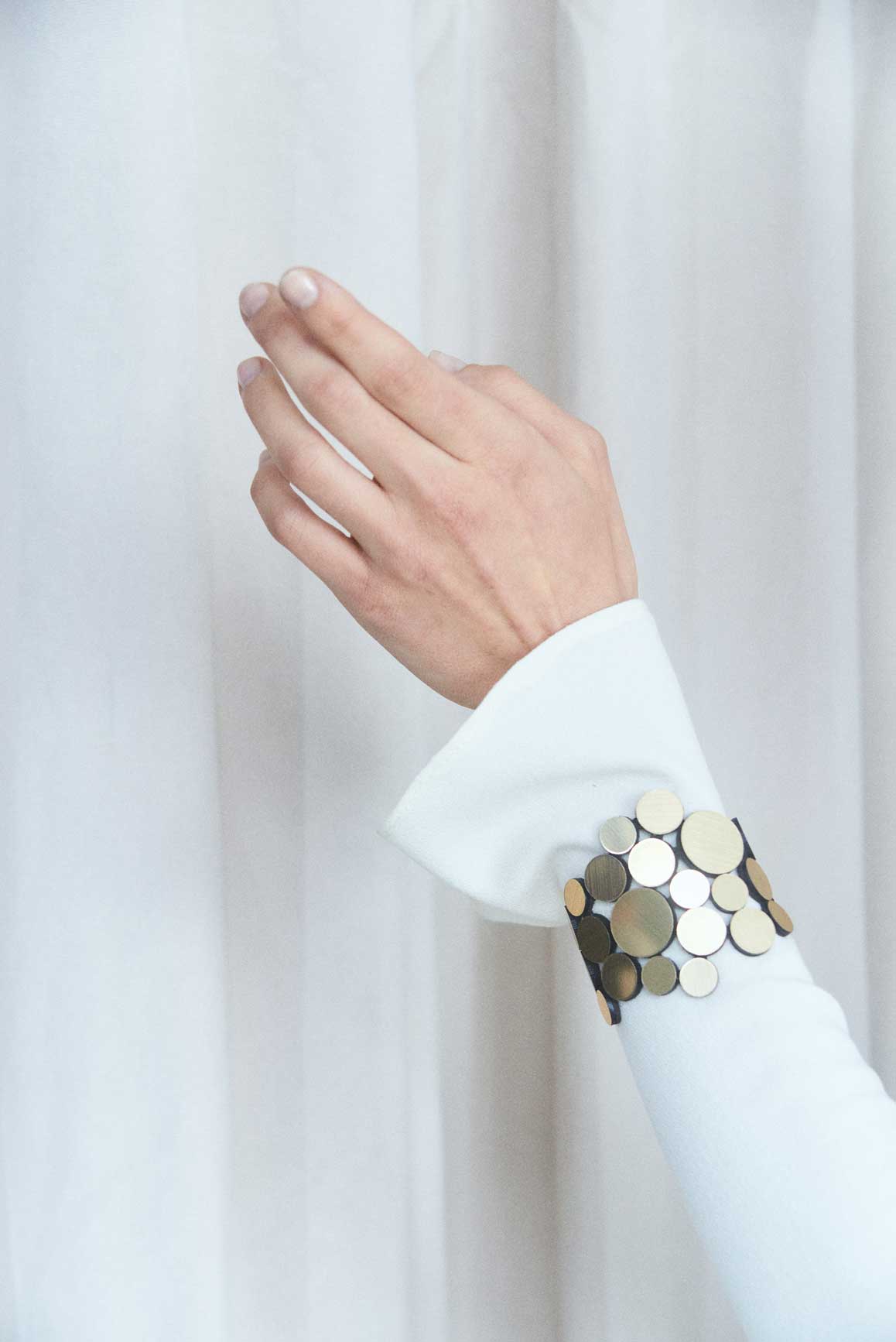 Brazalete Abstraction Asimétrico - Oro