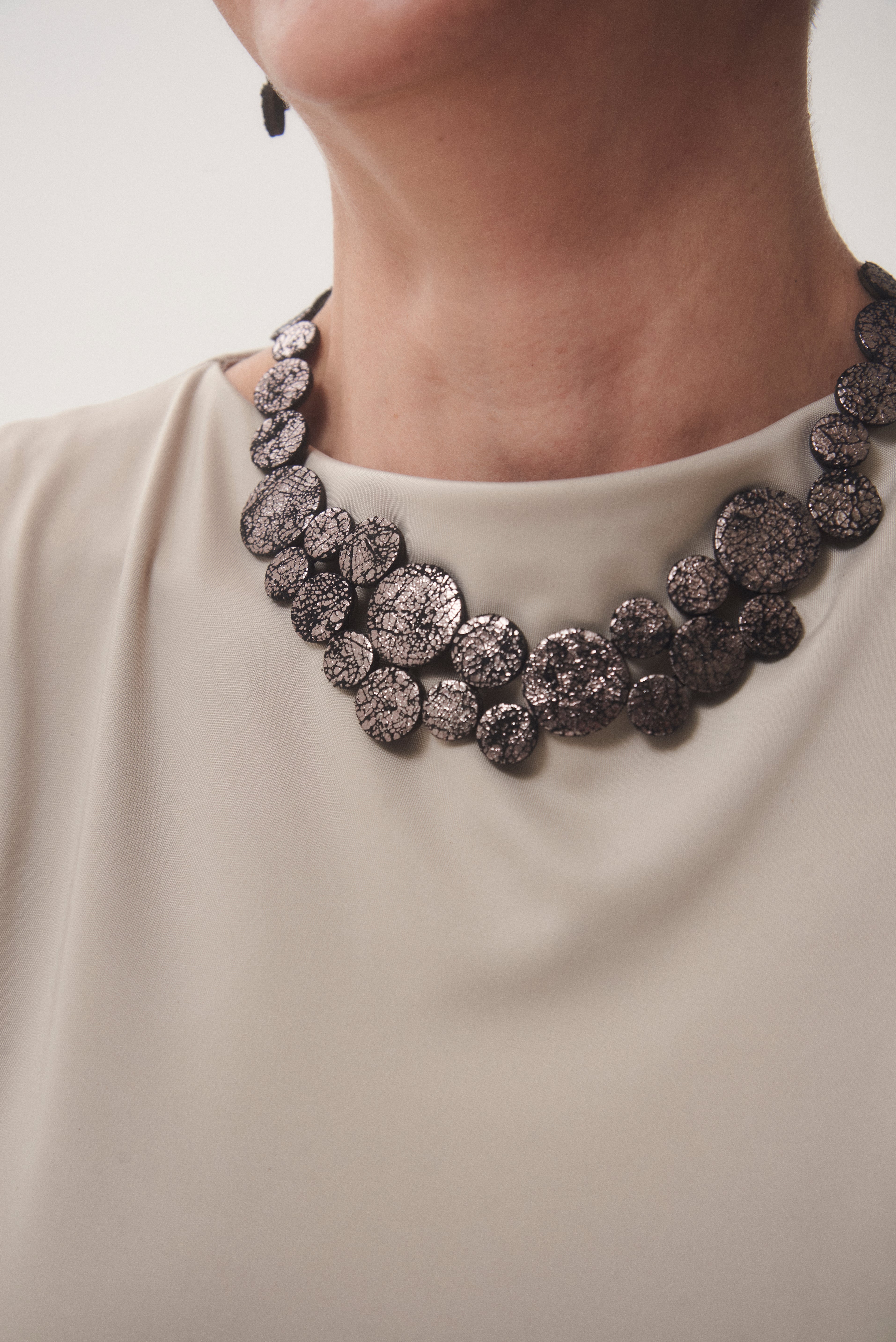 Collar Abstraction Pequeño - Peltre Craquelado