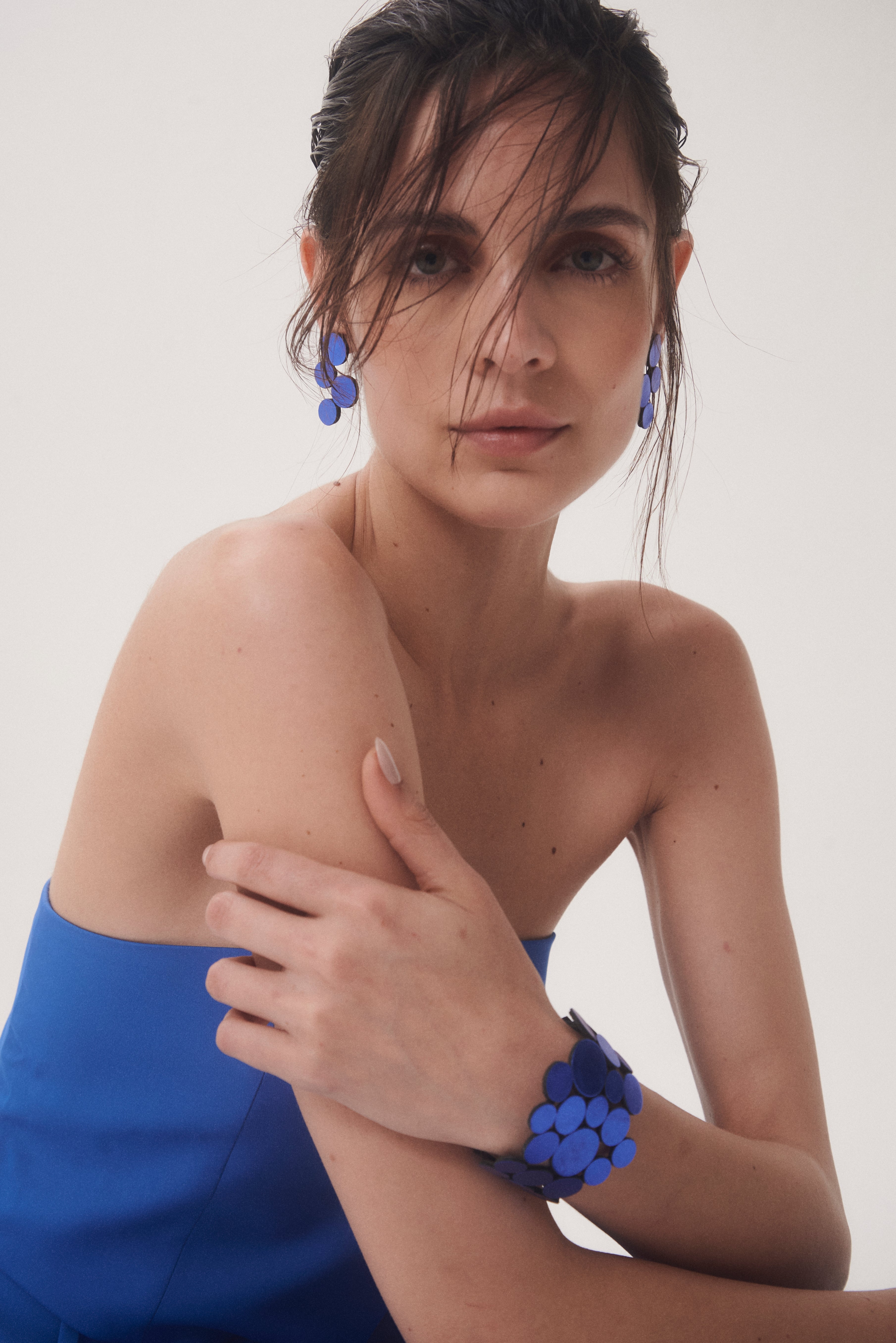 Brazalete Abstraction Asimétrico - Azul Metálico