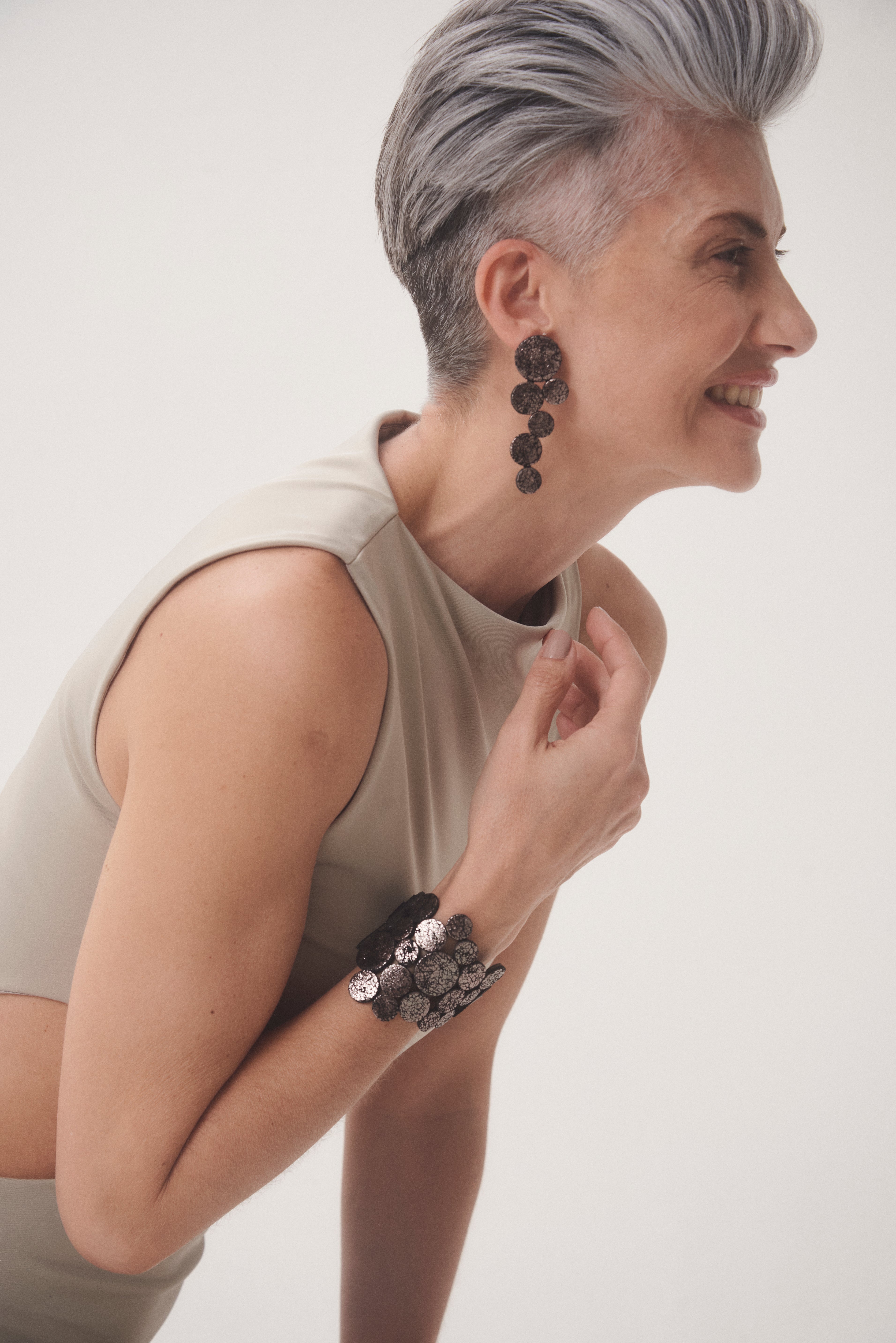 Brazalete Abstraction Asimétrico - Peltre Craquelado