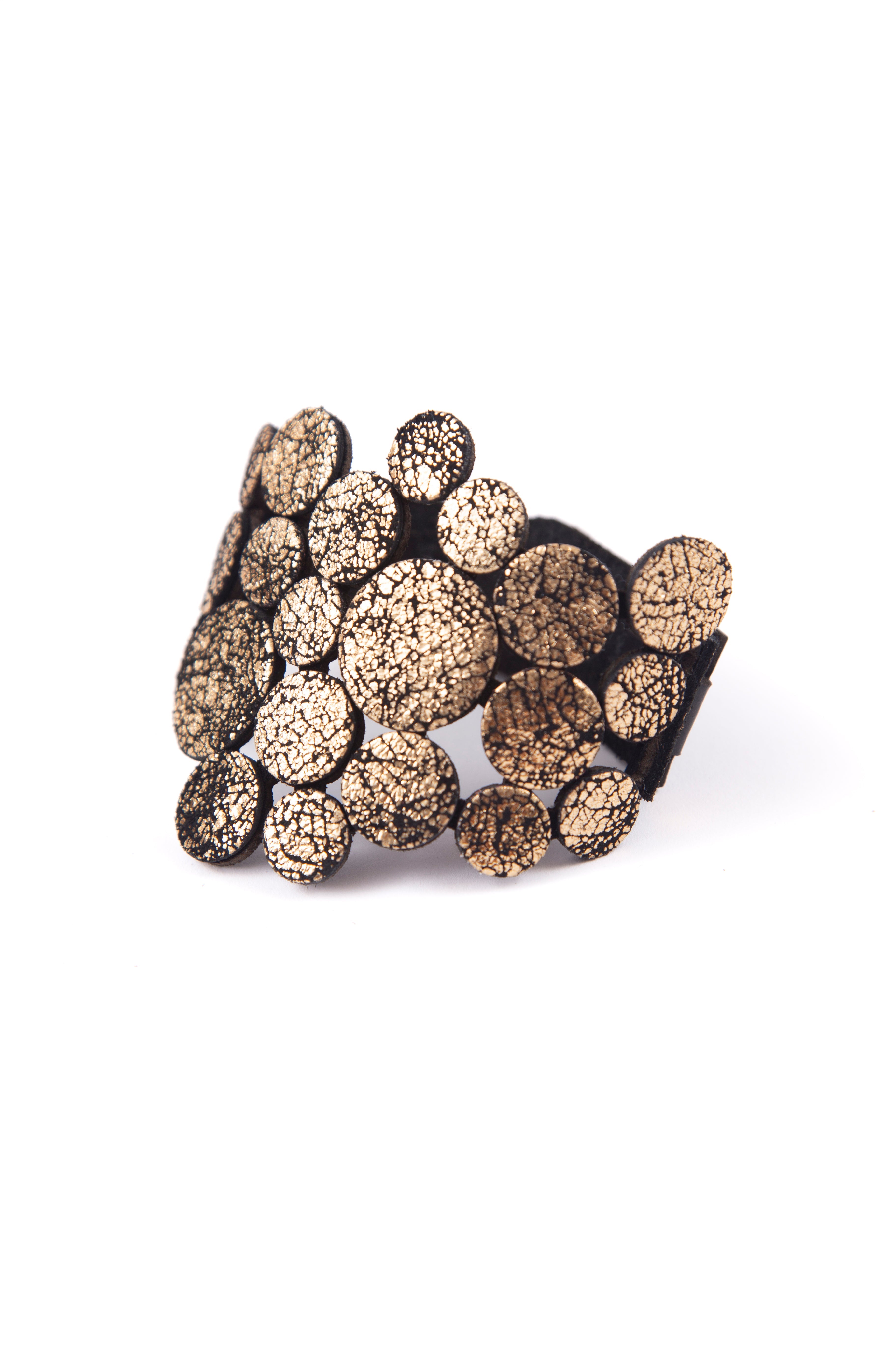 Brazalete Abstraction Asimétrico - Oro Craquelado