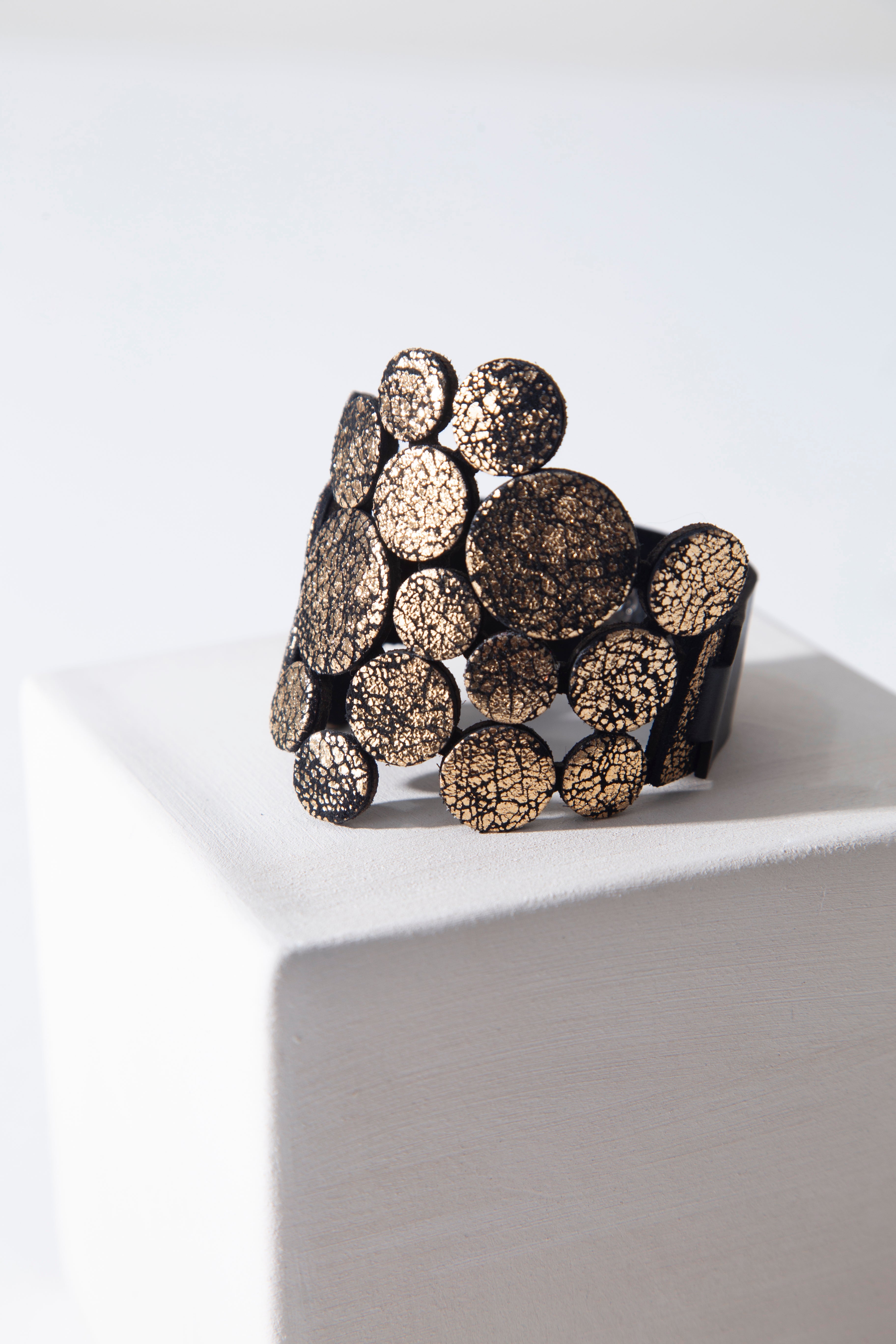 Brazalete Abstraction Asimétrico - Oro Craquelado