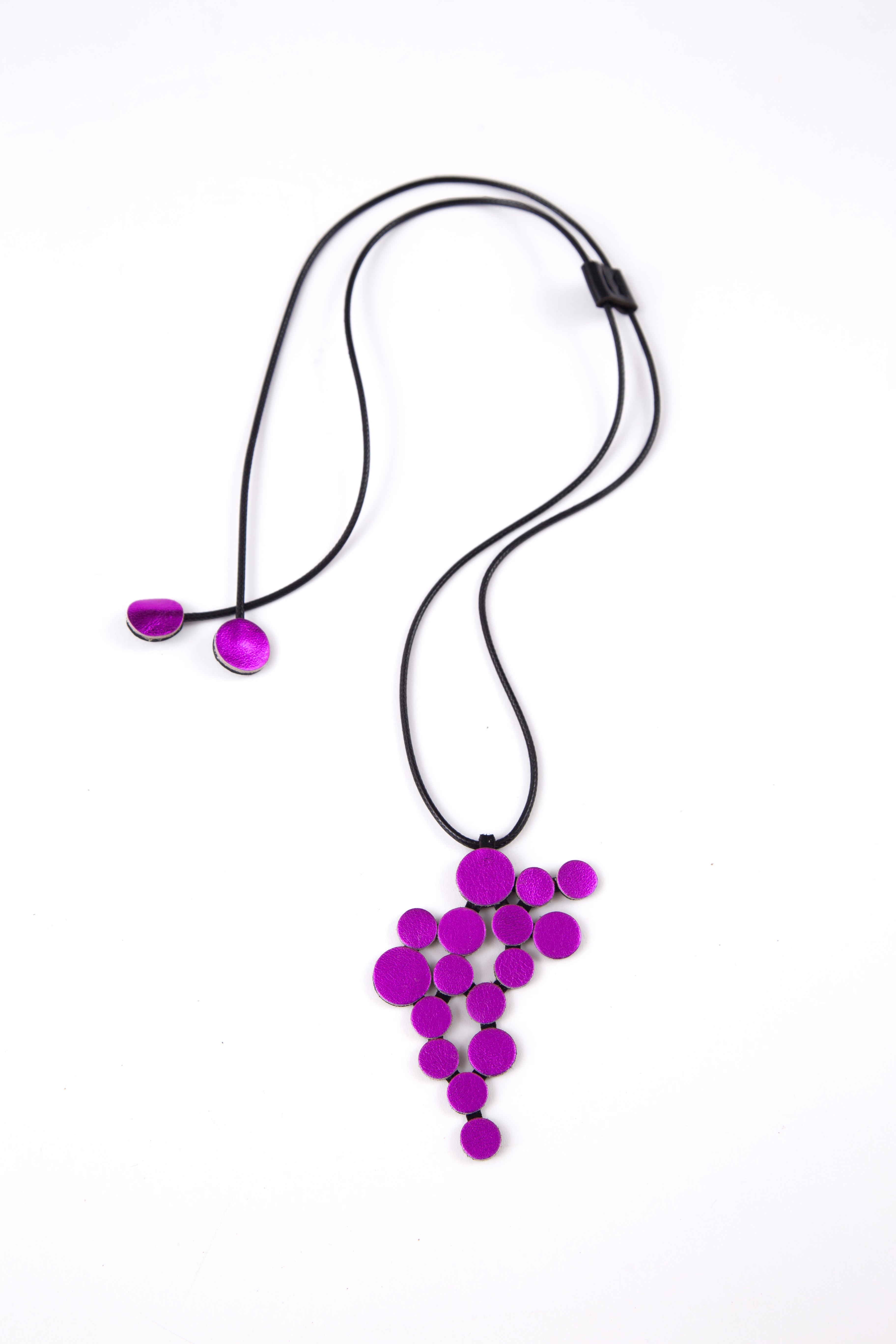 Abstraktions-Anhänger-Halskette - Metallic-Fuchsia-Leder