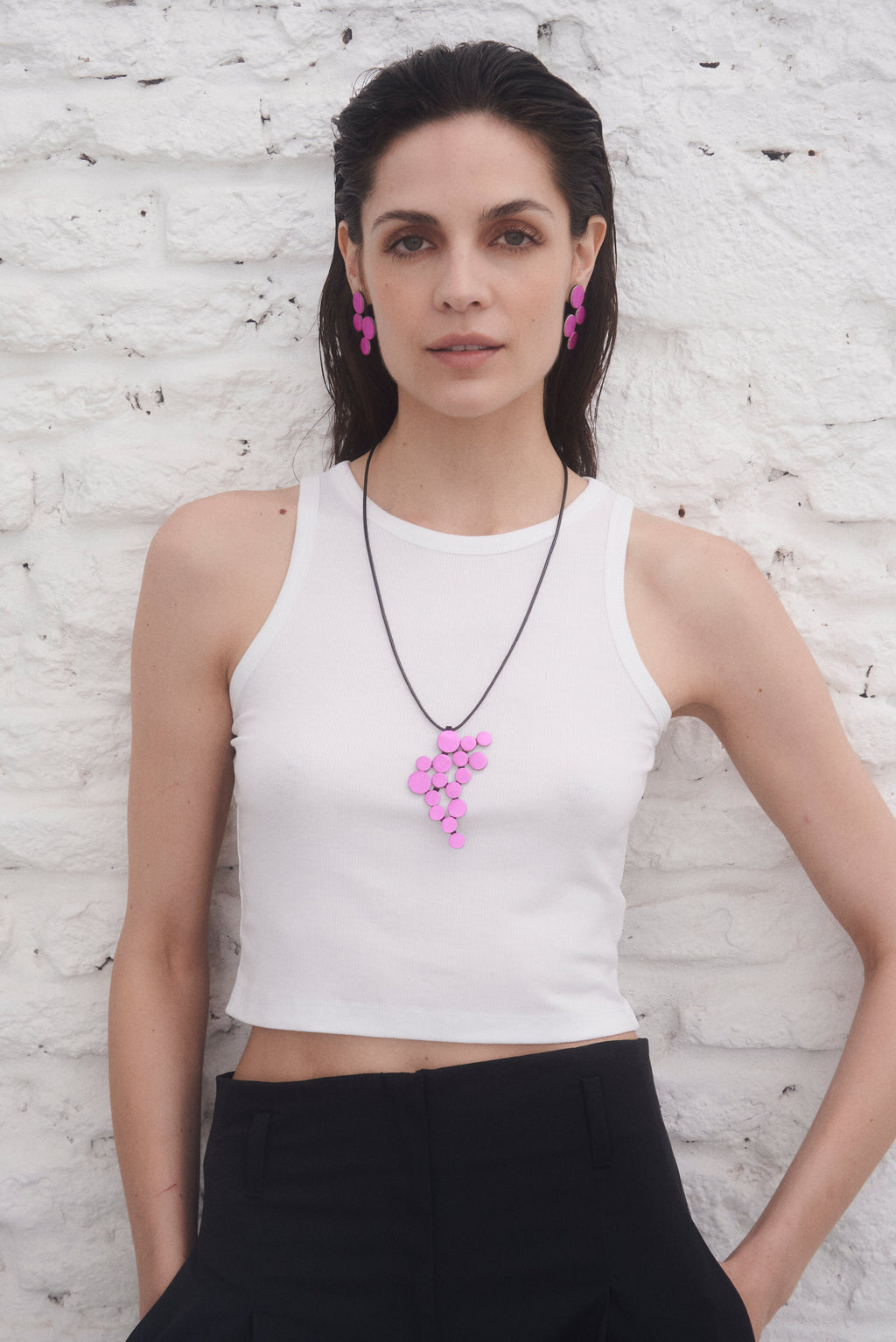 Abstraktions-Anhänger-Halskette - Metallic-Fuchsia-Leder