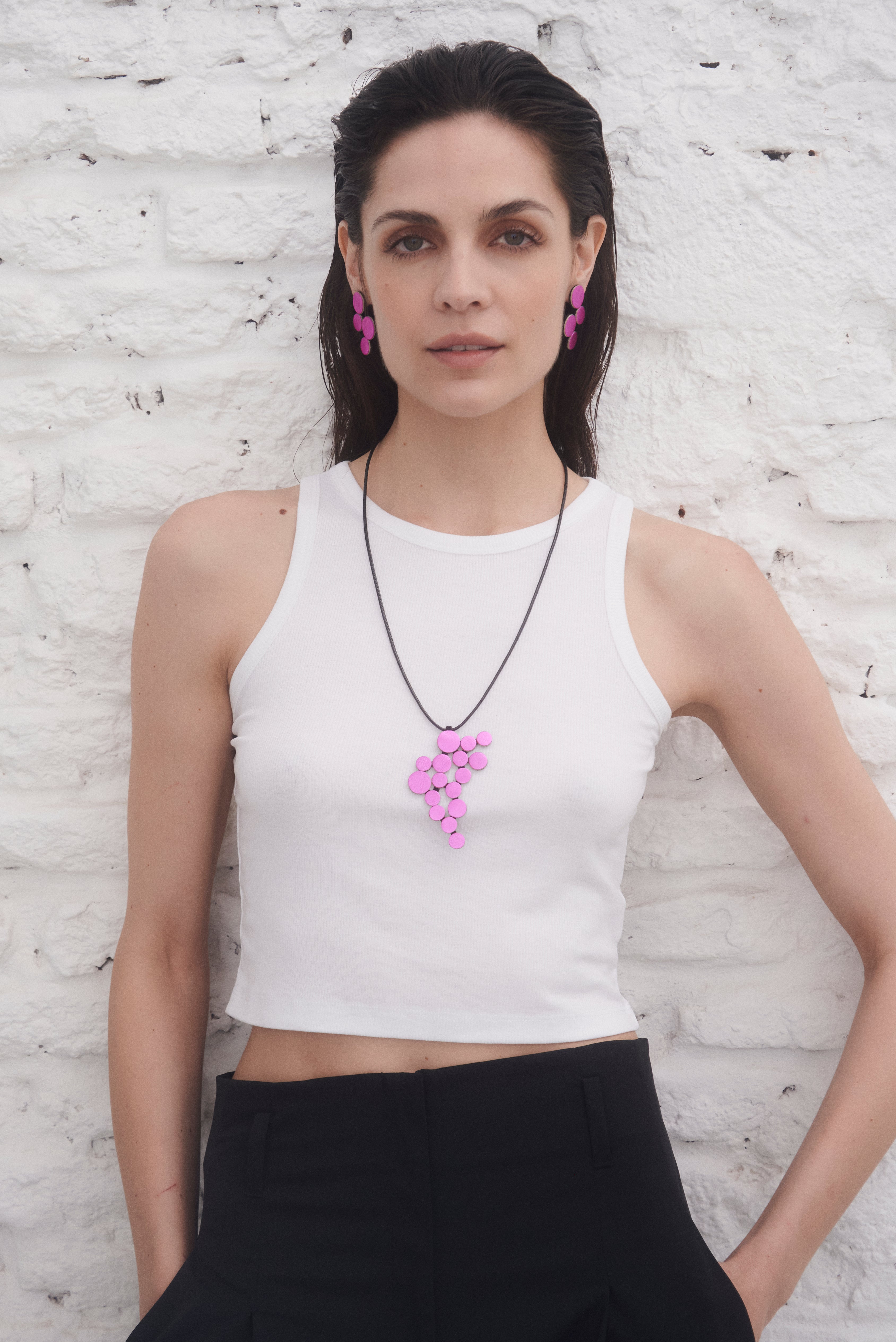 Abstraktions-Anhänger-Halskette - Metallic-Fuchsia-Leder