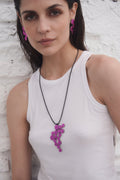 Abstraktions-Anhänger-Halskette - Metallic-Fuchsia-Leder
