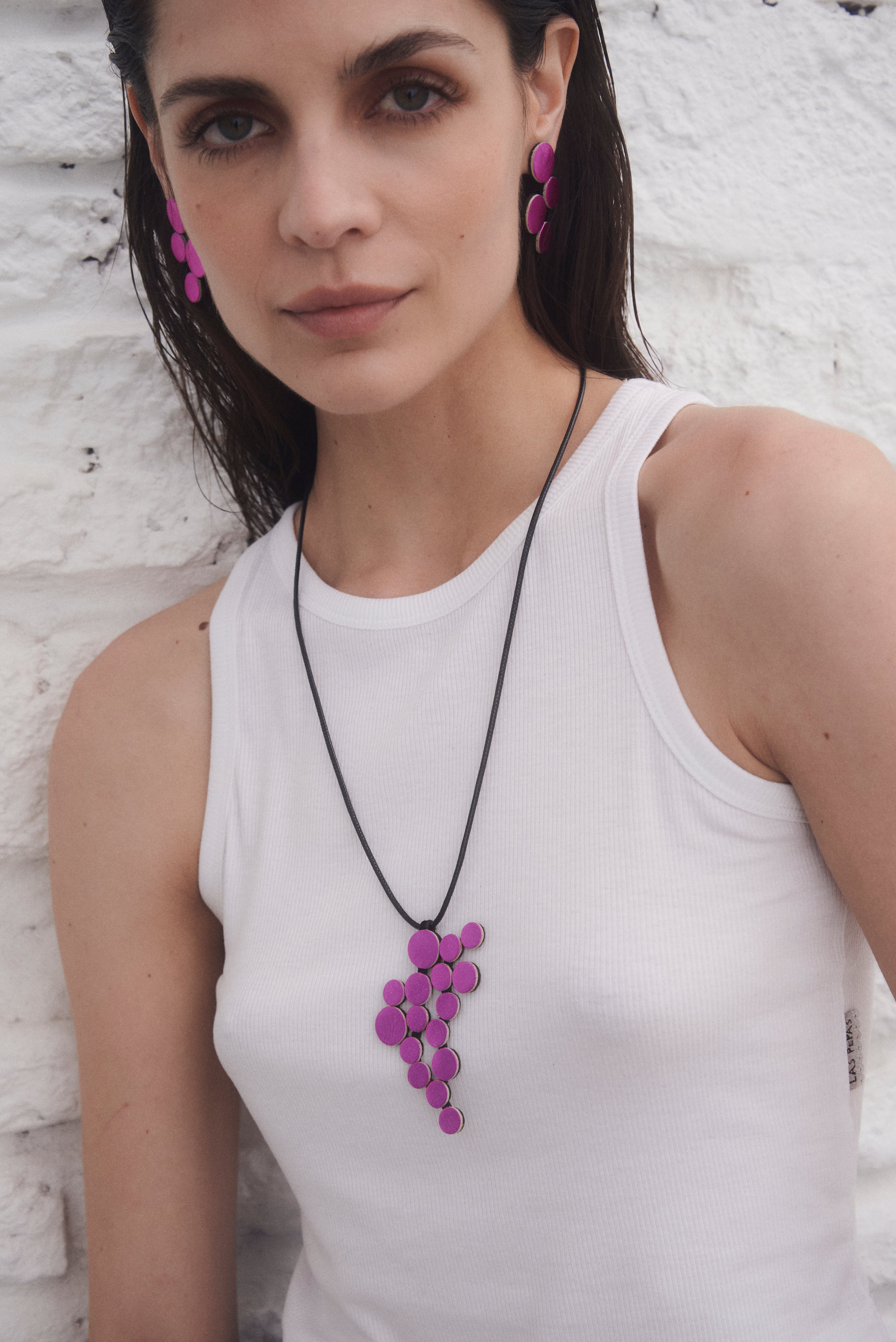 Abstraktions-Anhänger-Halskette - Metallic-Fuchsia-Leder