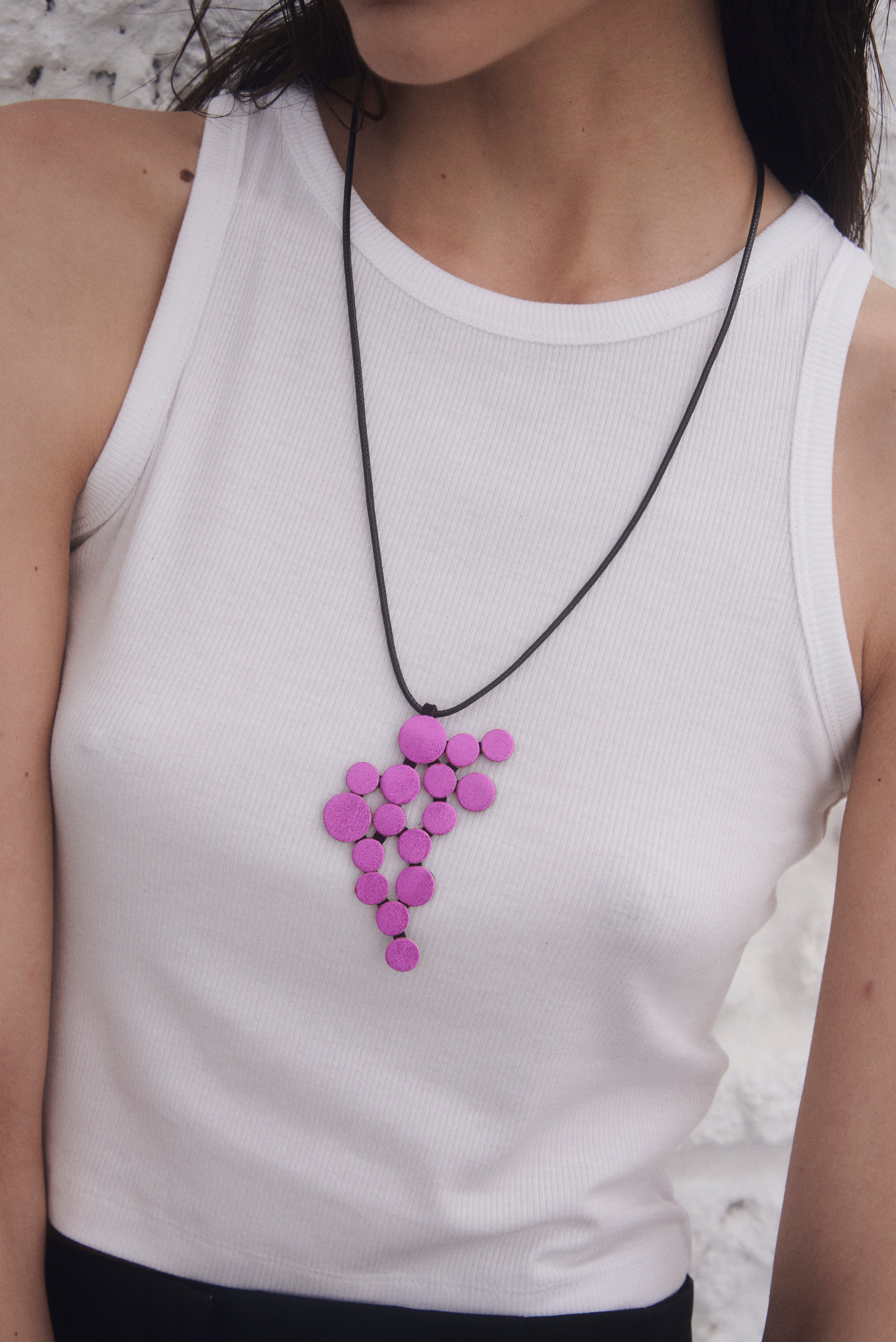 Abstraktions-Anhänger-Halskette - Metallic-Fuchsia-Leder