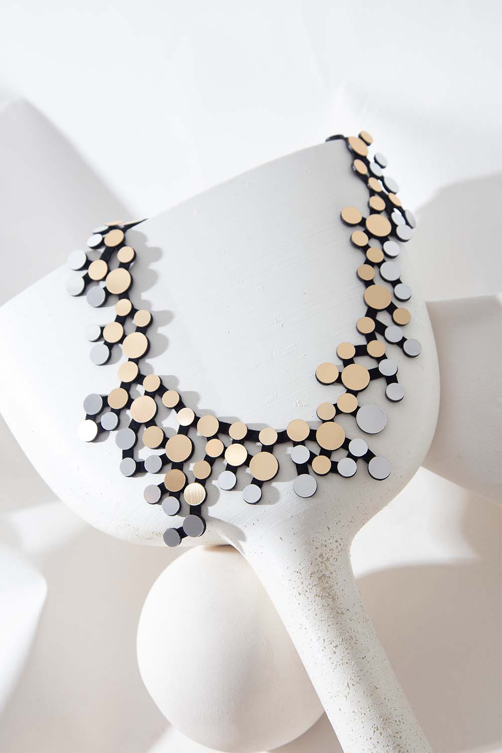 Collar Abstraction Bib - Plata/Oro