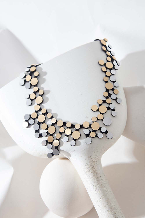 Collar Abstraction Bib - Plata/Oro