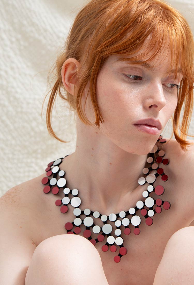 Collar Abstraction Bib - Plata/Burdeos