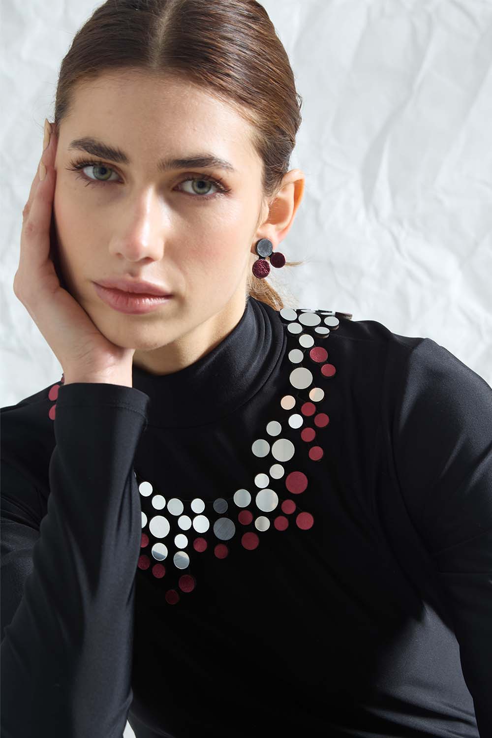 Collar Abstraction Bib - Plata/Burdeos