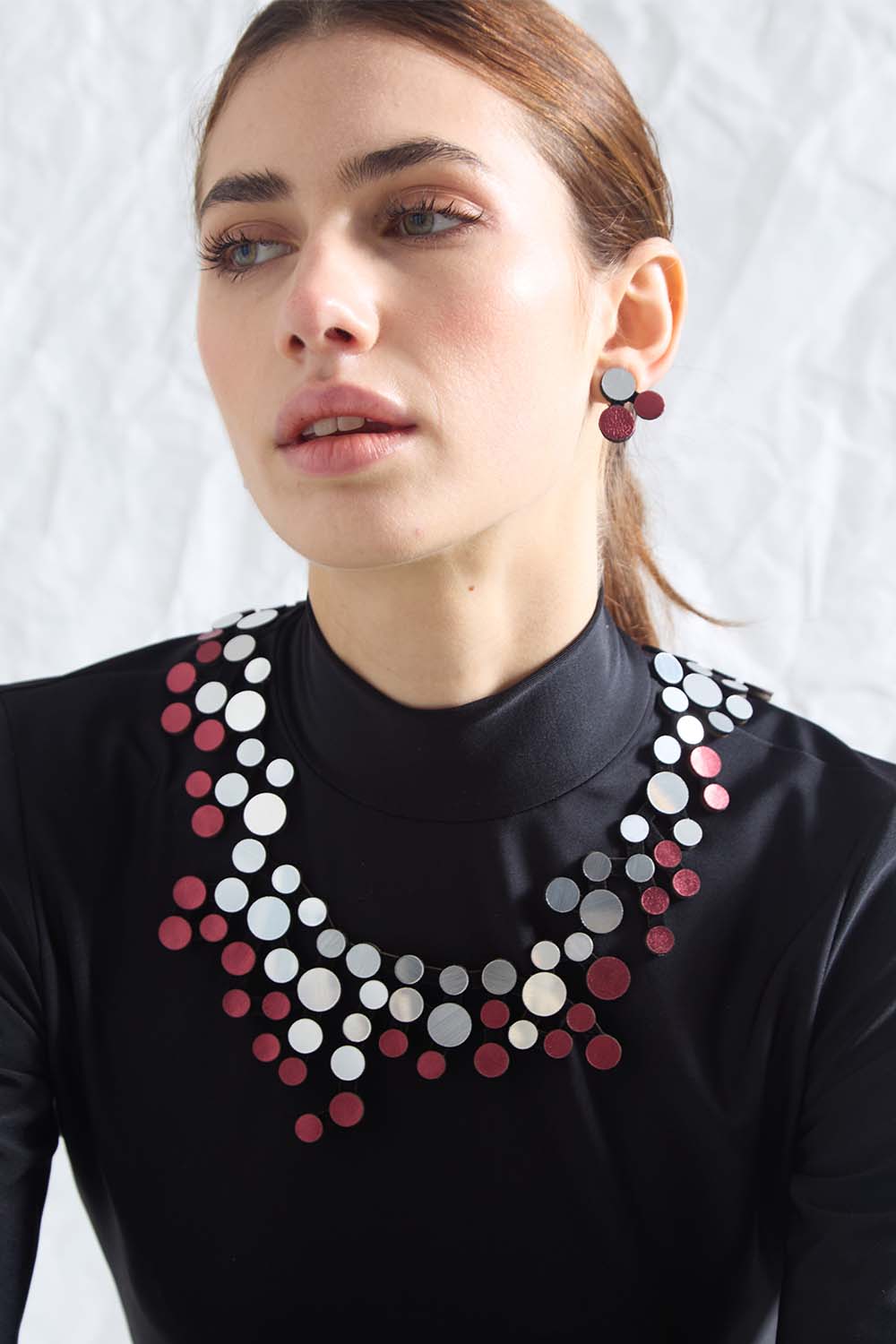Collar Abstraction Bib - Plata/Burdeos