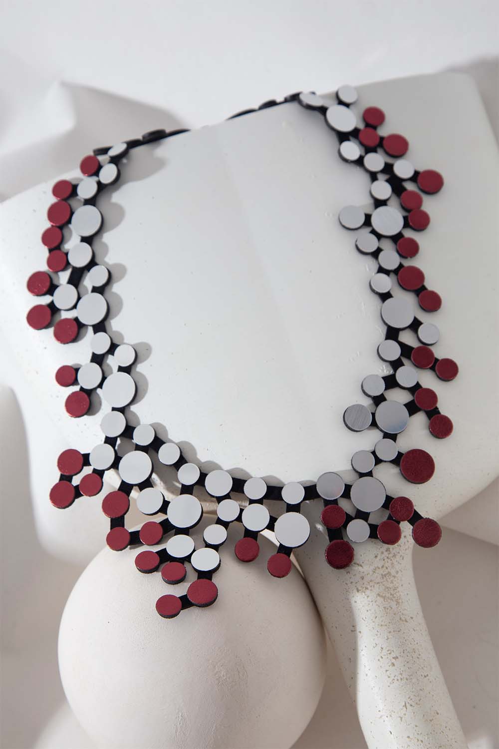 Collar Abstraction Bib - Plata/Burdeos