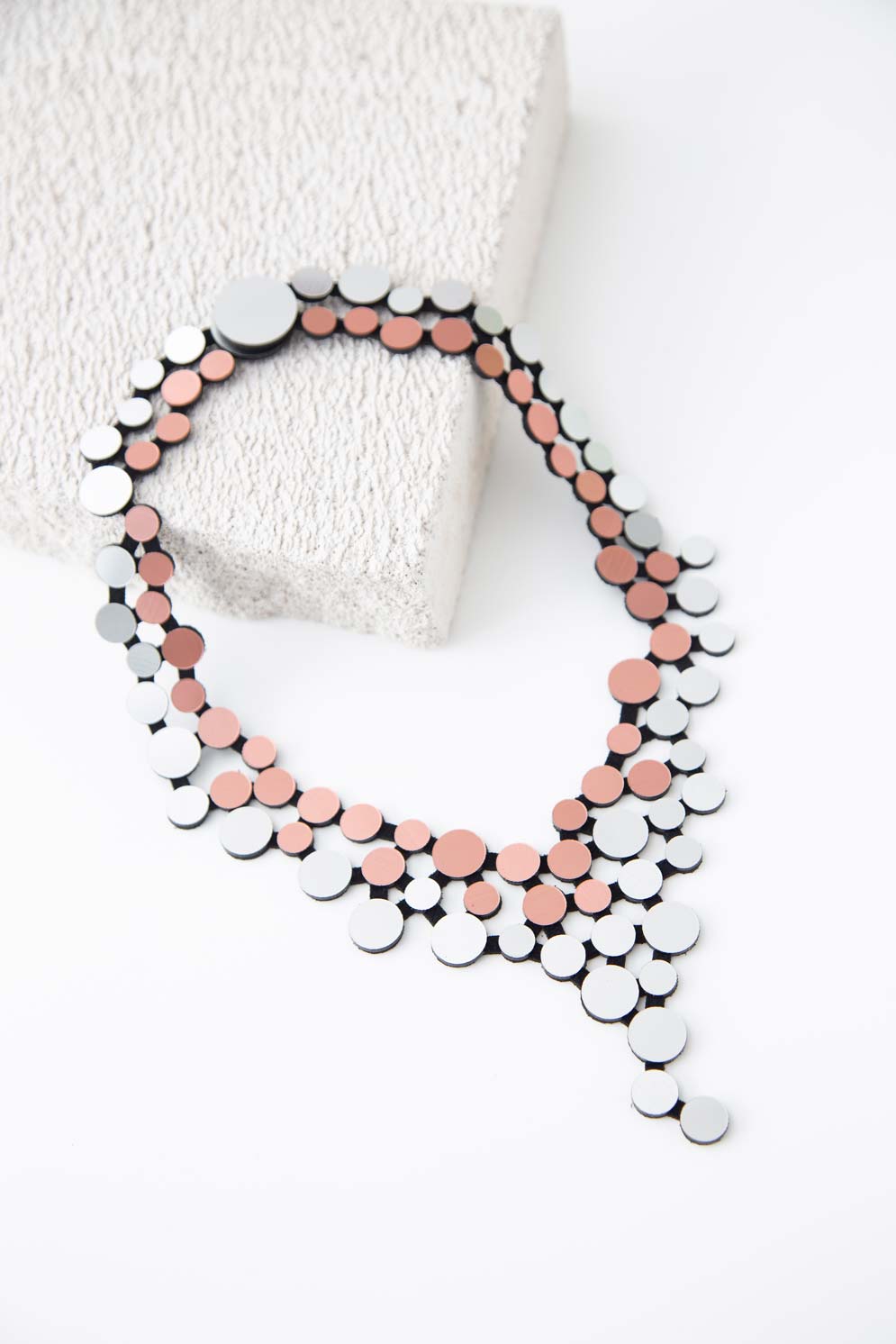 Collar Abstraction V Edge - Plata/Cobre