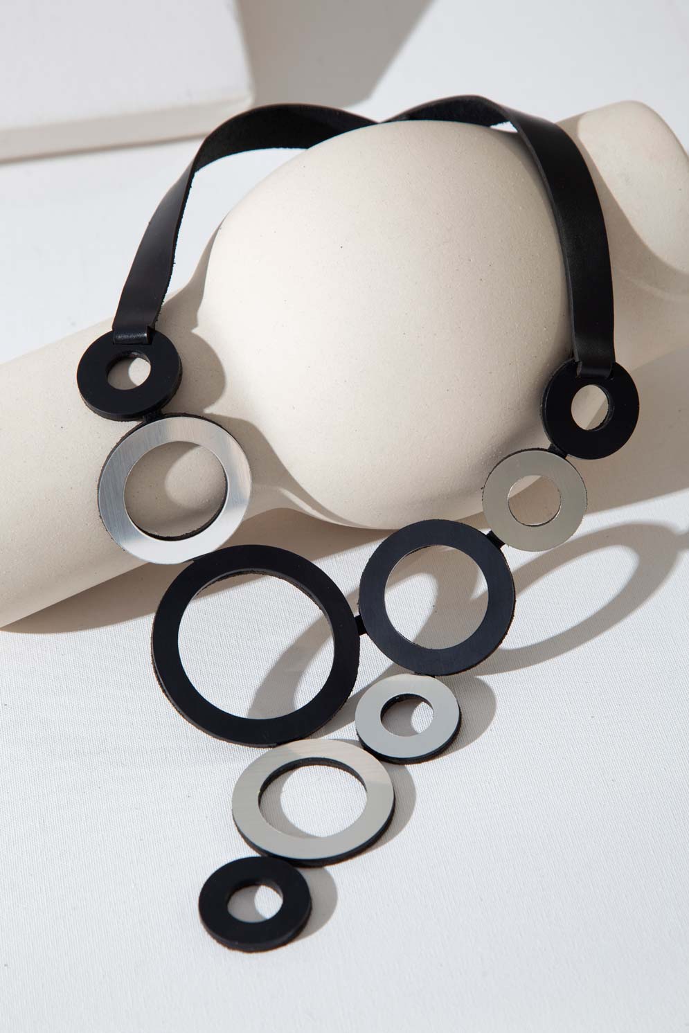 Collar Frame V Círculo - Plata/Negro